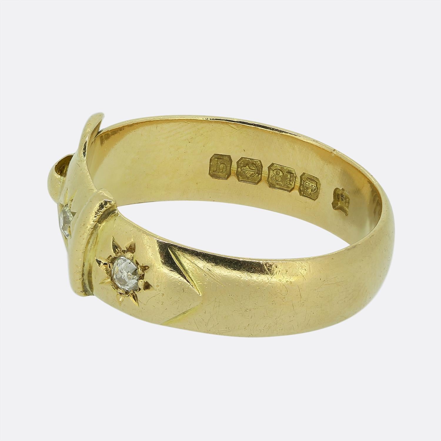 Hier haben wir einen antiken Diamantschnallenring. Der aus 18-karätigem Gelbgold gefertigte Ring ist mit zwei runden, facettierten Diamanten im alten europäischen Schliff in einzelnen Sternfassungen ausgestattet. Das Schnallendesign verleiht dem