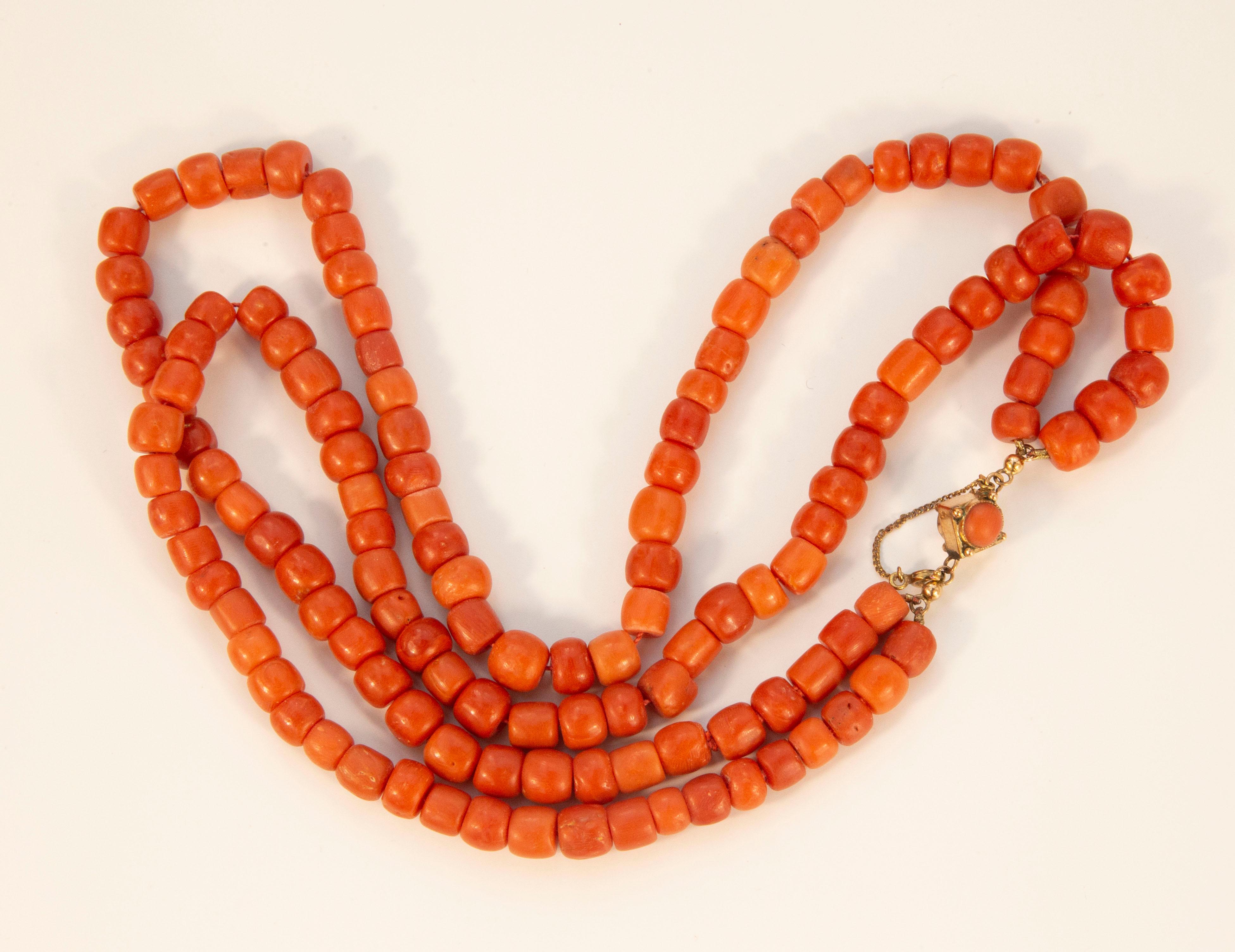 Antique Two Strand Red Coral Necklace with a 14 Karat Rose Gold Barrel Lock In Good Condition For Sale In Arnhem, NL