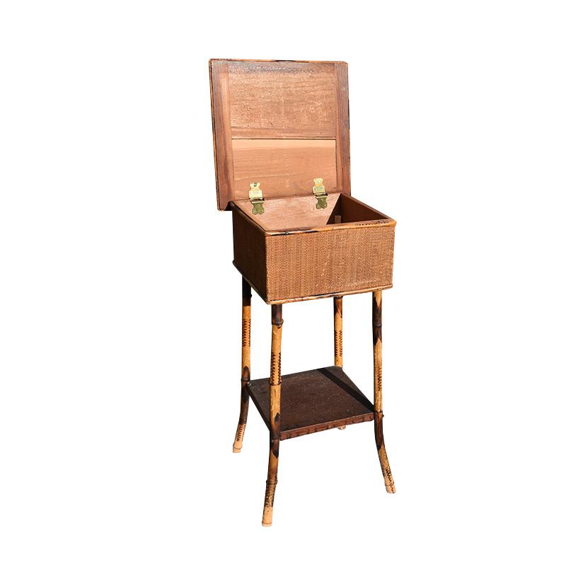 Table d'appoint ou table d'appoint à deux niveaux en bambou brûlé et bois de tigre avec boîte de rangement sur le dessus. Les tables d'appoint en bambou comme celle-ci font l'objet d'un culte parmi les personnes du cercle du design et les
