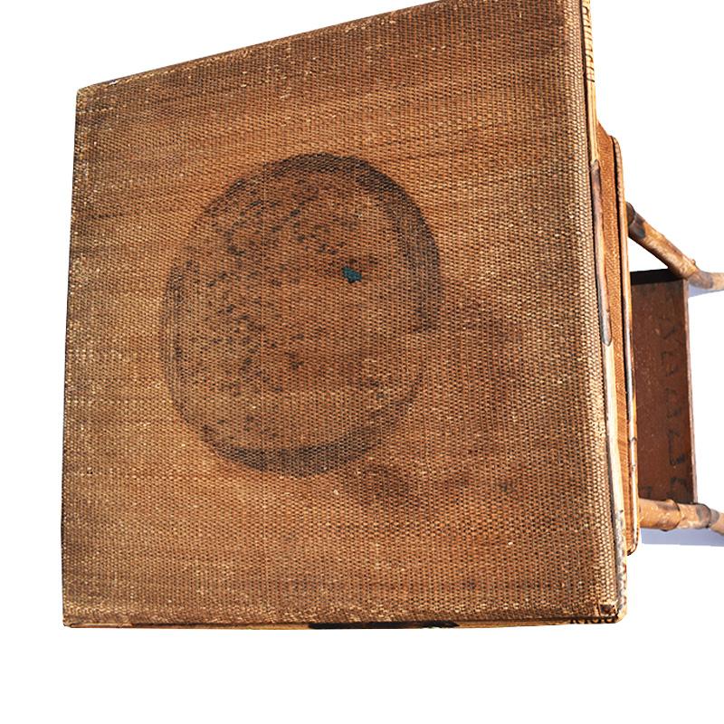 Colonial britannique Ancienne table d'appoint à deux niveaux en rotin et bambou tigré avec plateau de rangement en bambou en vente