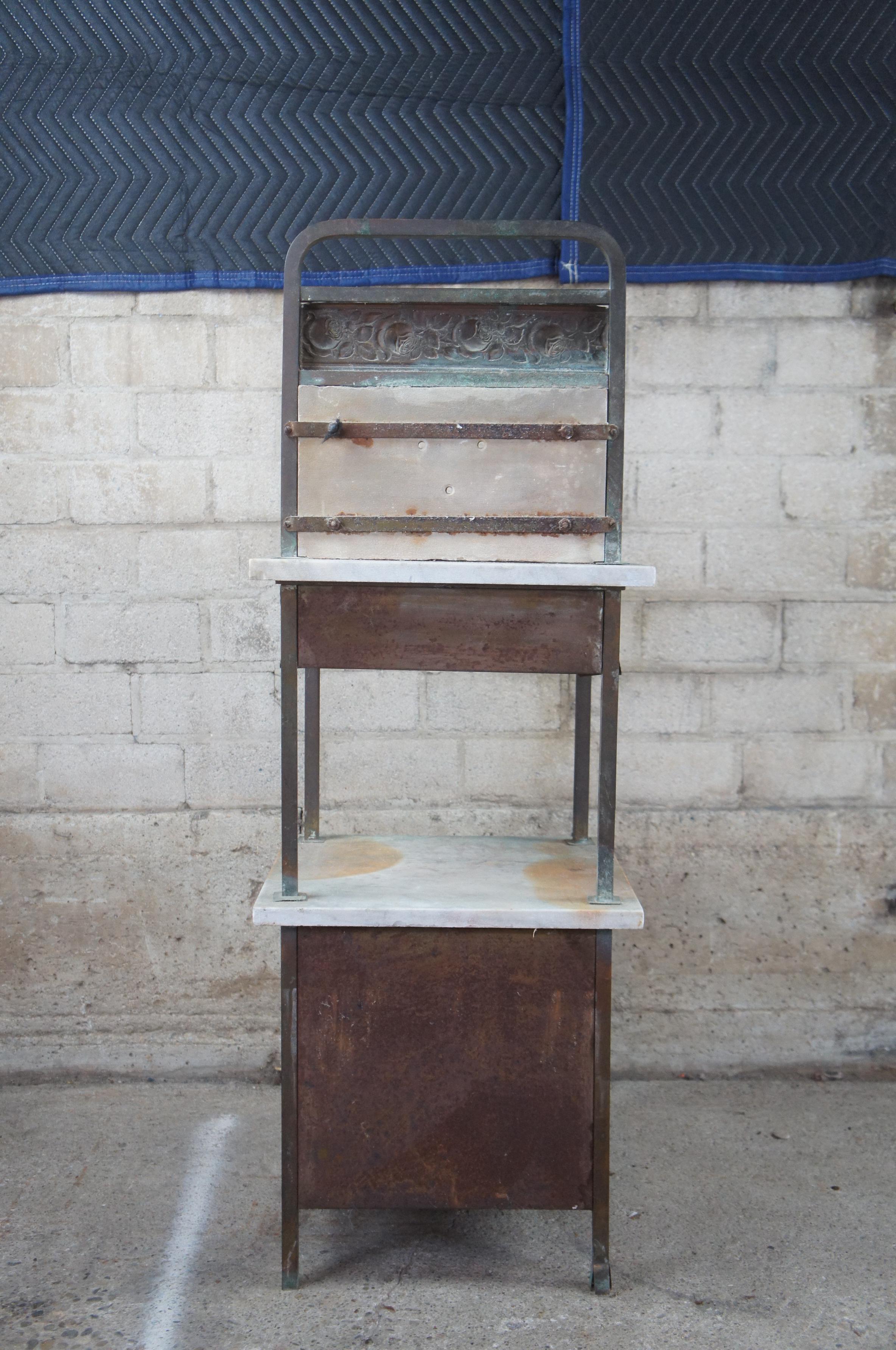 Cabinet médical antique à deux niveaux en marbre et fer Table de lavage industrielle en vente 4