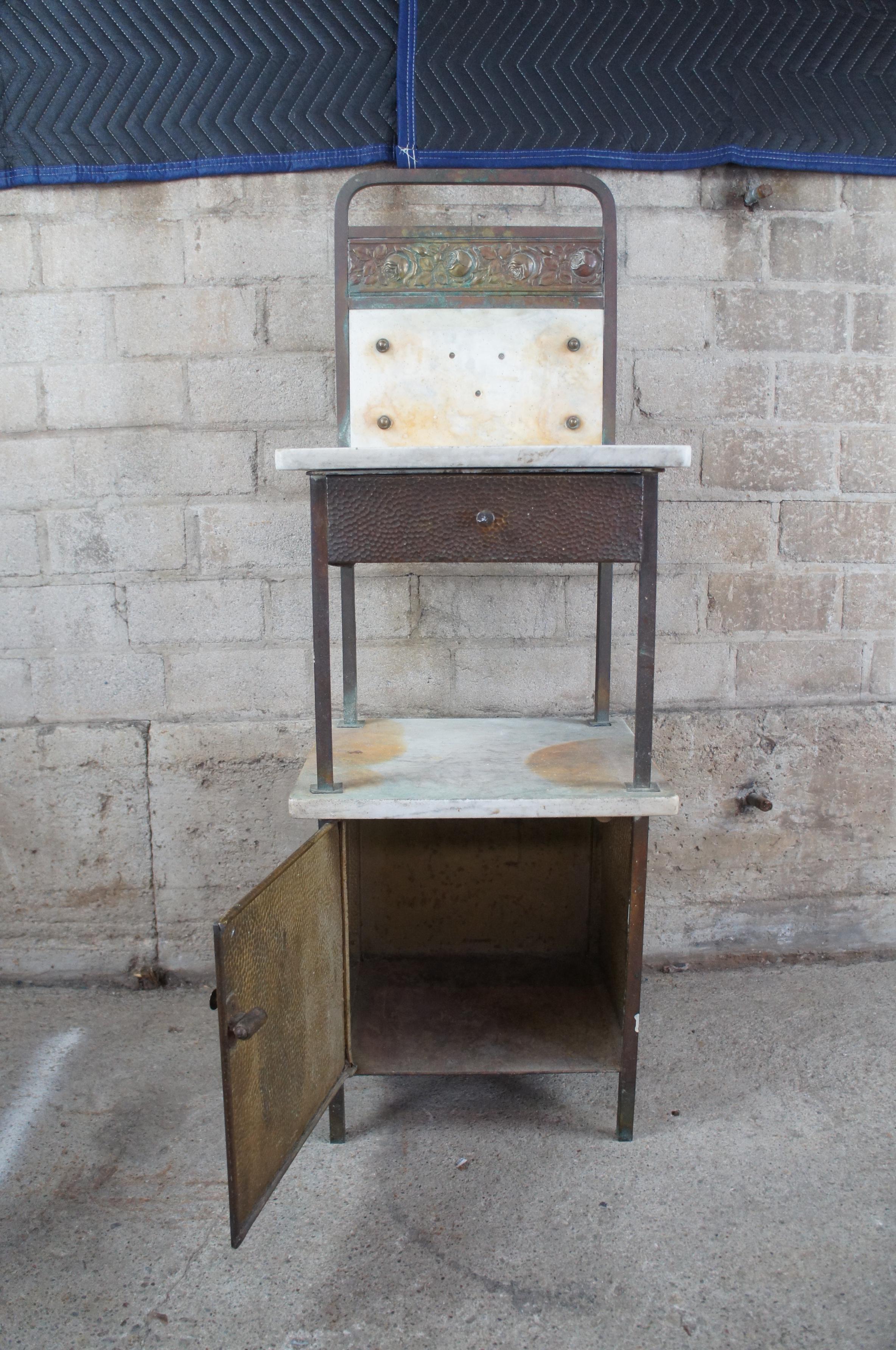 Cabinet médical antique à deux niveaux en marbre et fer Table de lavage industrielle en vente 1