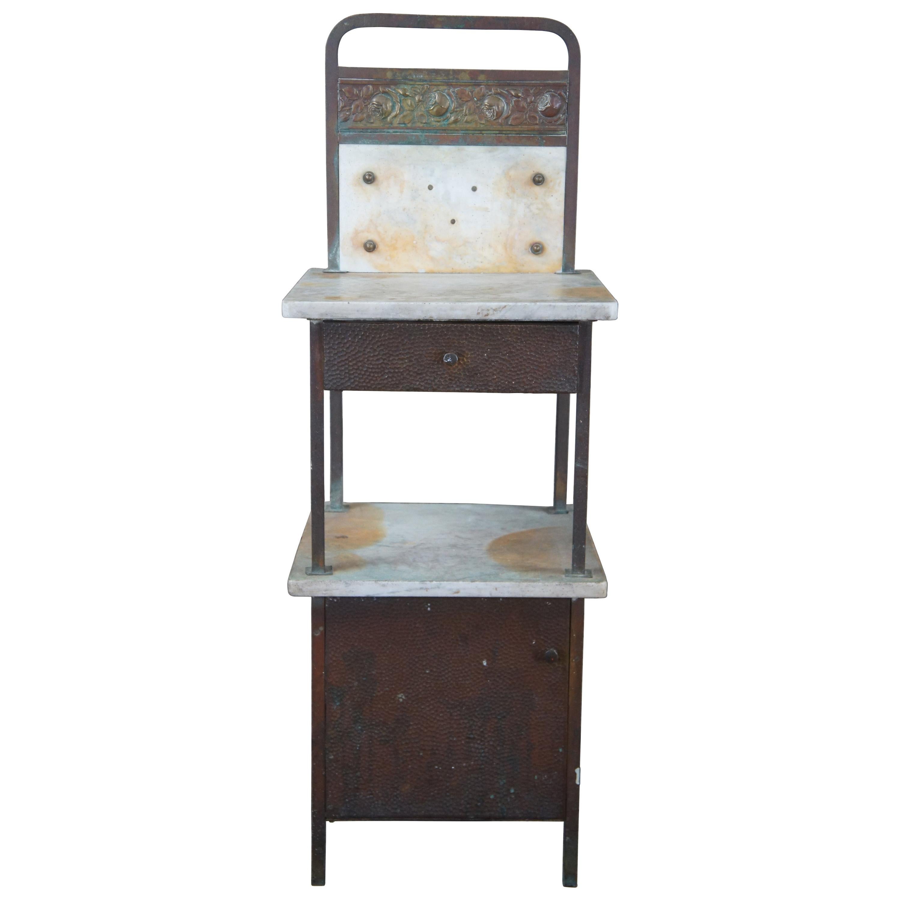 Cabinet médical antique à deux niveaux en marbre et fer Table de lavage industrielle en vente