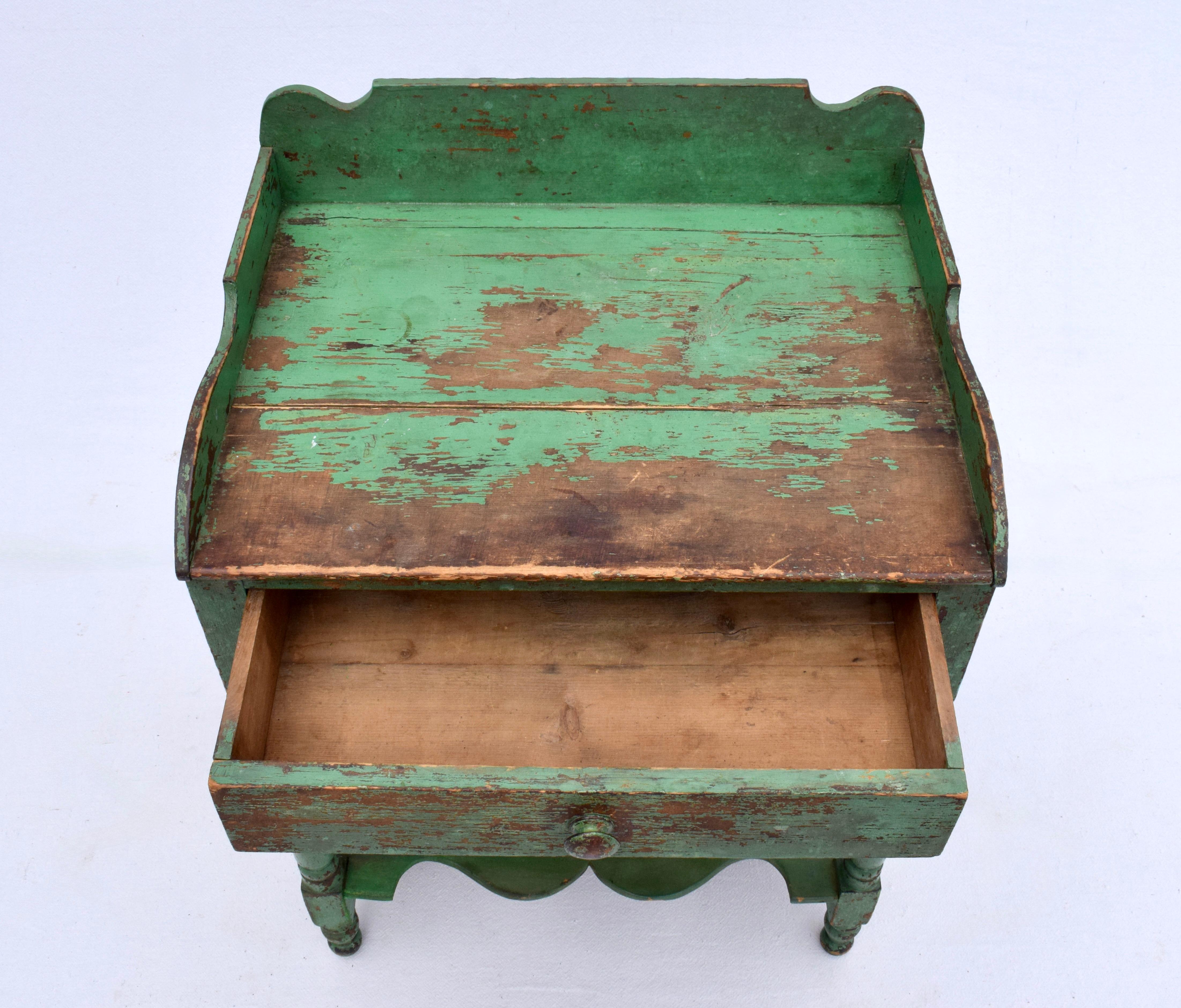 Antiker zweistöckiger Waschtisch in grüner Originalfarbe (Federal) im Angebot