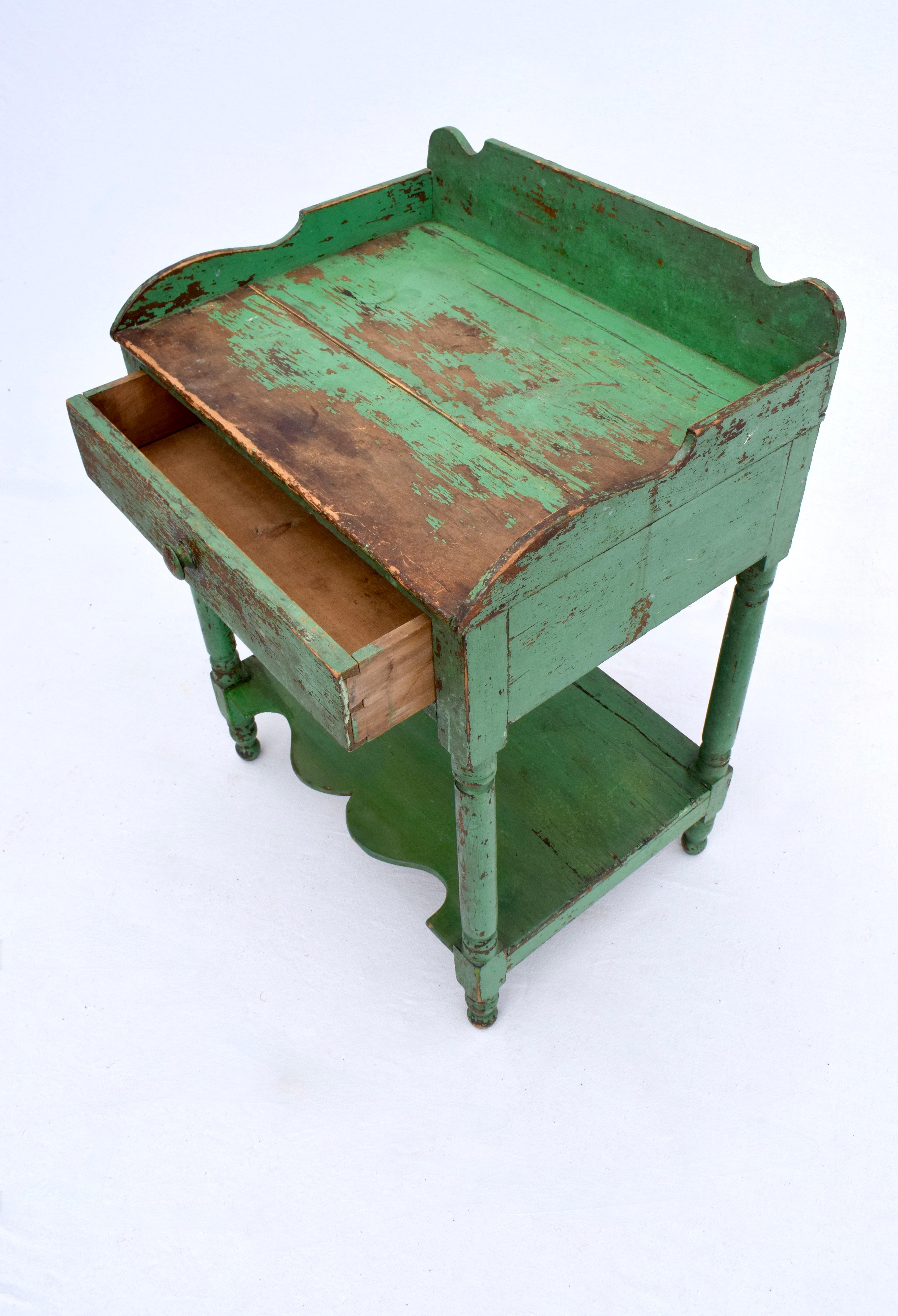 Antiker zweistöckiger Waschtisch in grüner Originalfarbe (Kiefernholz) im Angebot