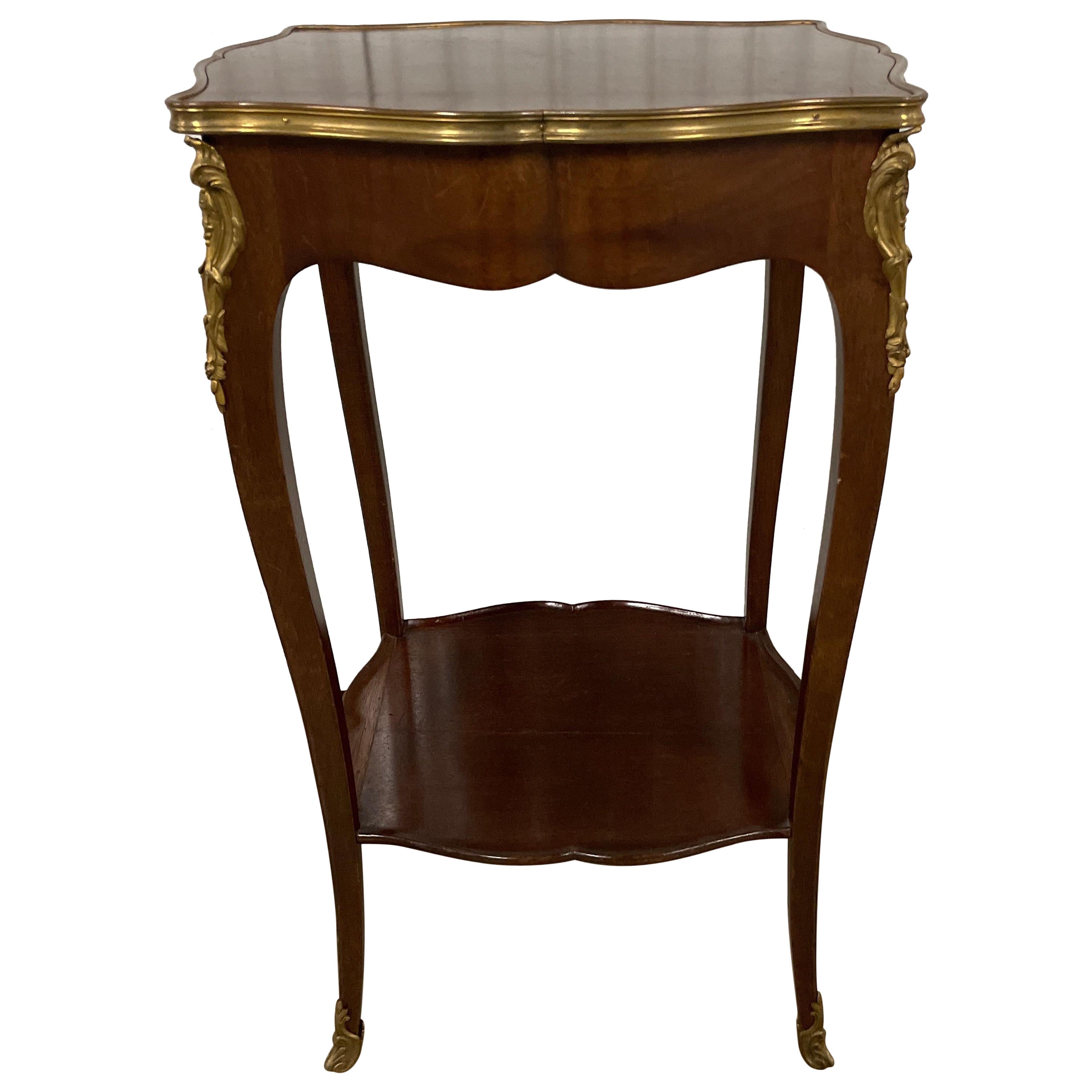 Antique French, tavolino a due livelli in legno di Re con rifiniture in Ormolu in vendita
