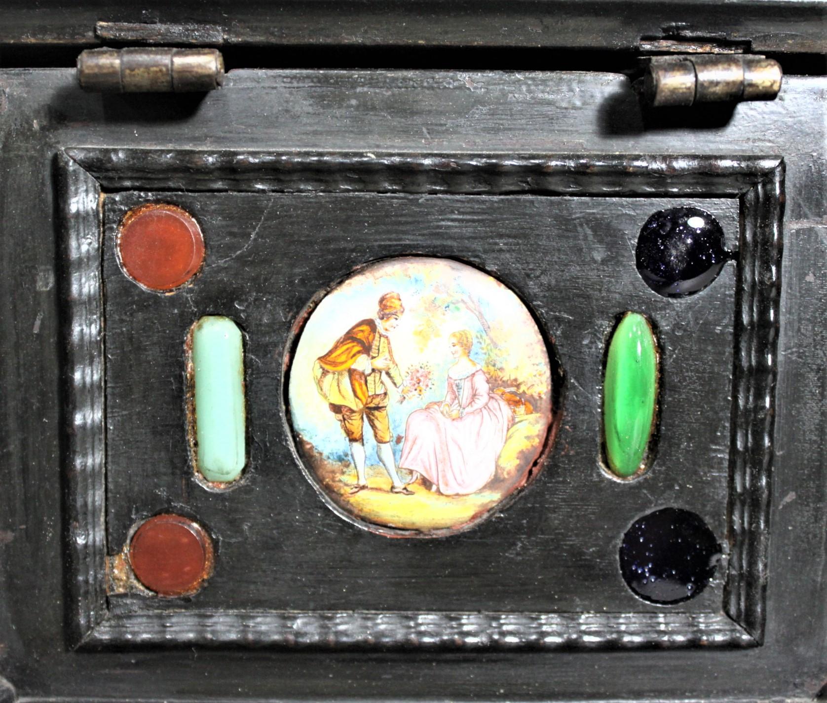 Coffret ou boîte à bijoux antique à deux étages avec pierres enaidées et panneaux en porcelaine en vente 8