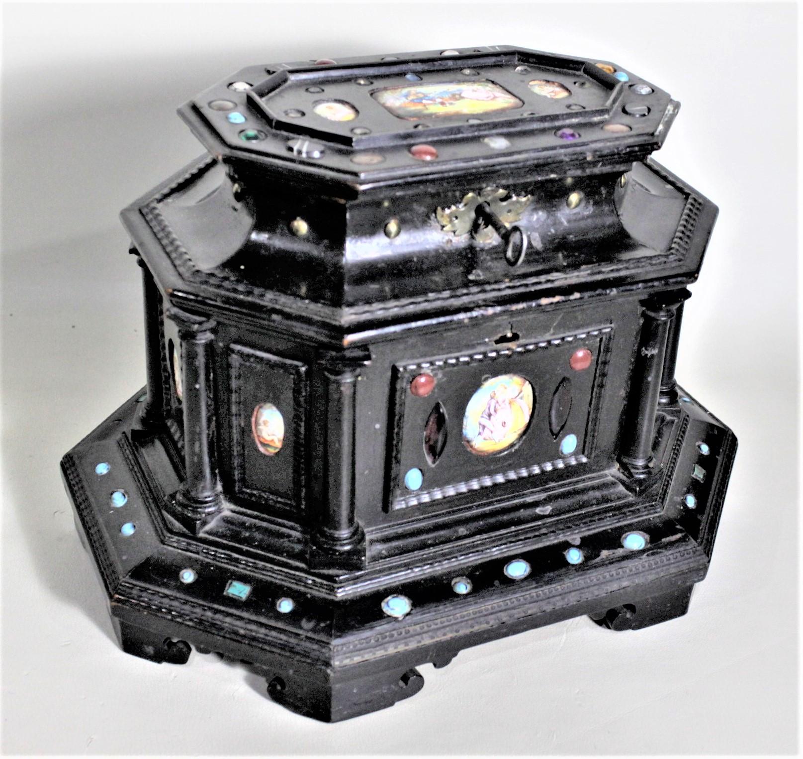 Néo-gothique Coffret ou boîte à bijoux antique à deux étages avec pierres enaidées et panneaux en porcelaine en vente
