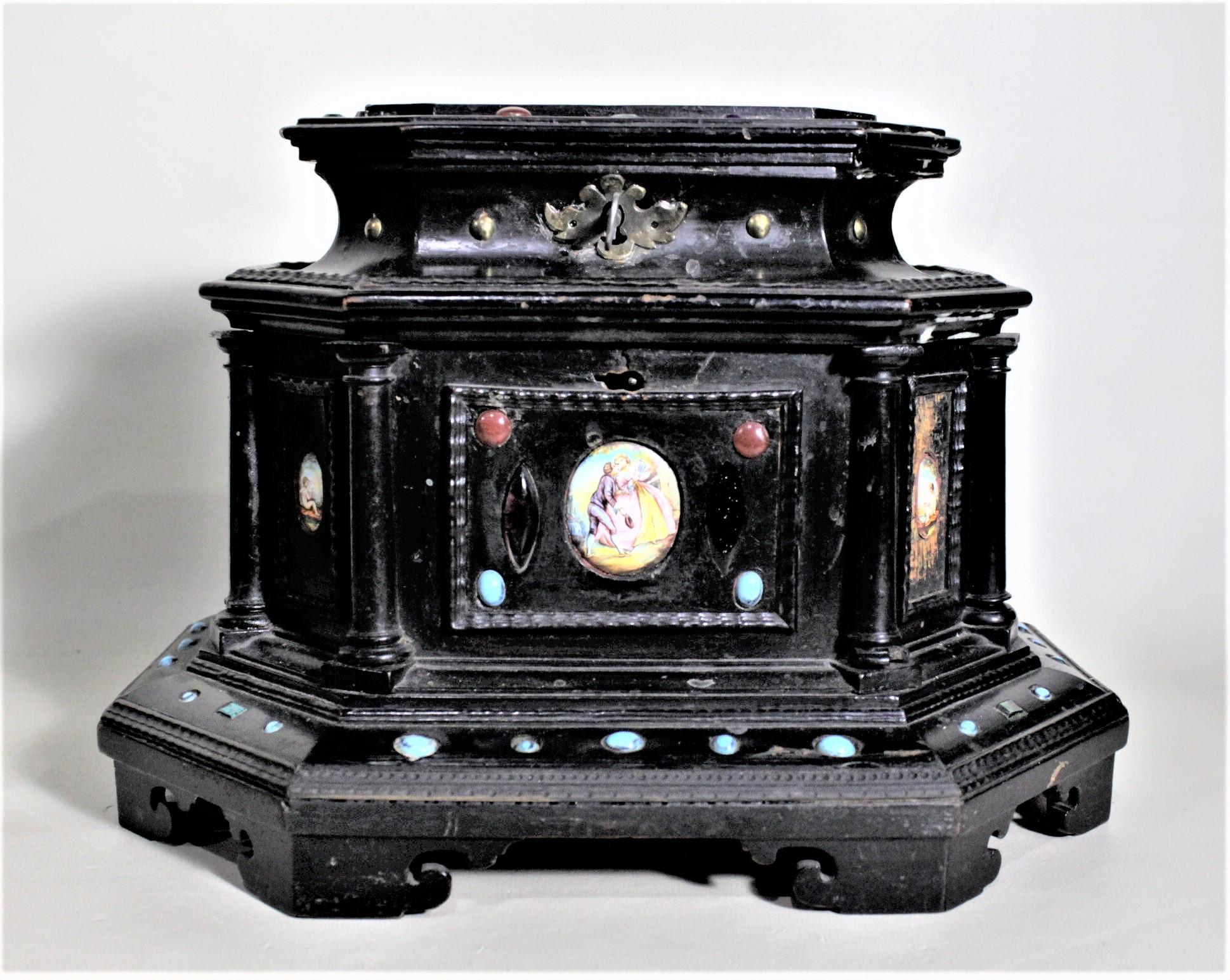Fait main Coffret ou boîte à bijoux antique à deux étages avec pierres enaidées et panneaux en porcelaine en vente