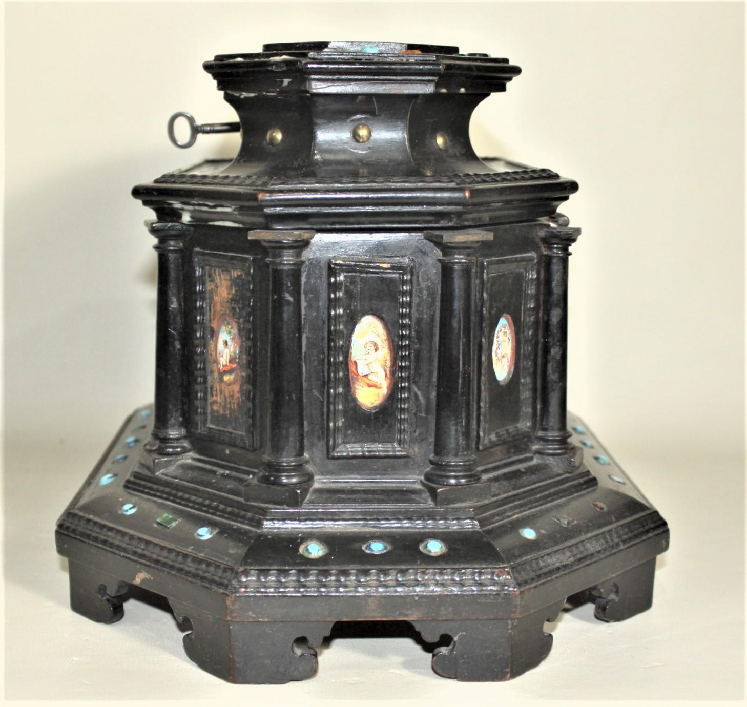 Pierre Coffret ou boîte à bijoux antique à deux étages avec pierres enaidées et panneaux en porcelaine en vente