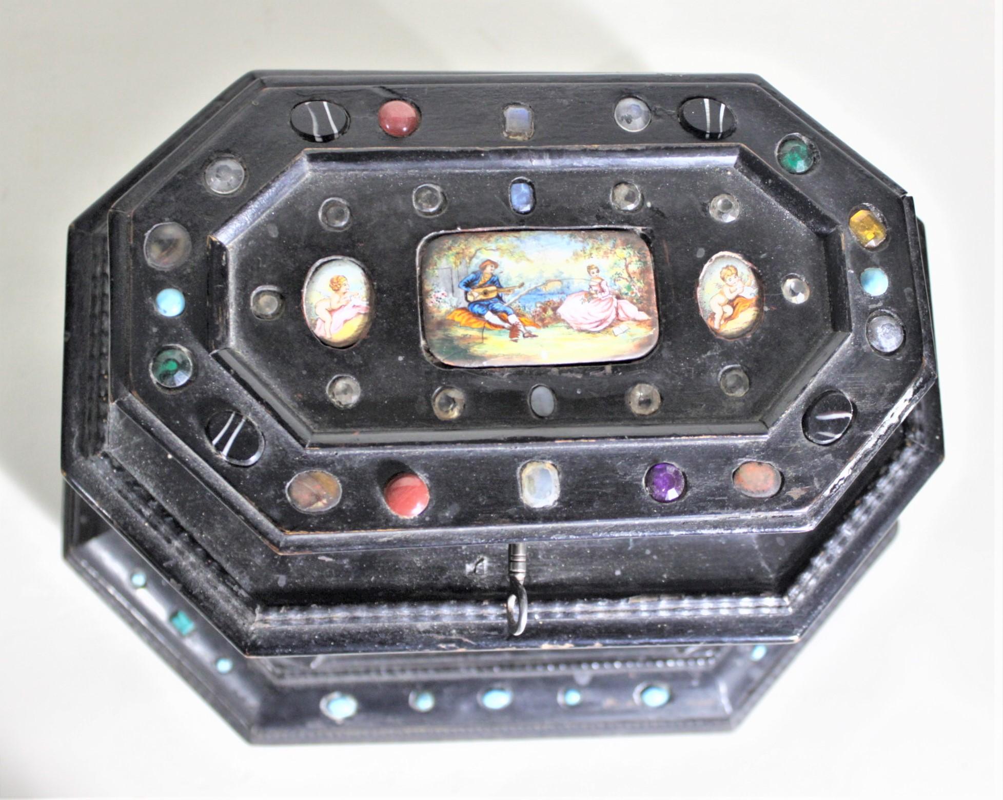 Coffret ou boîte à bijoux antique à deux étages avec pierres enaidées et panneaux en porcelaine en vente 1