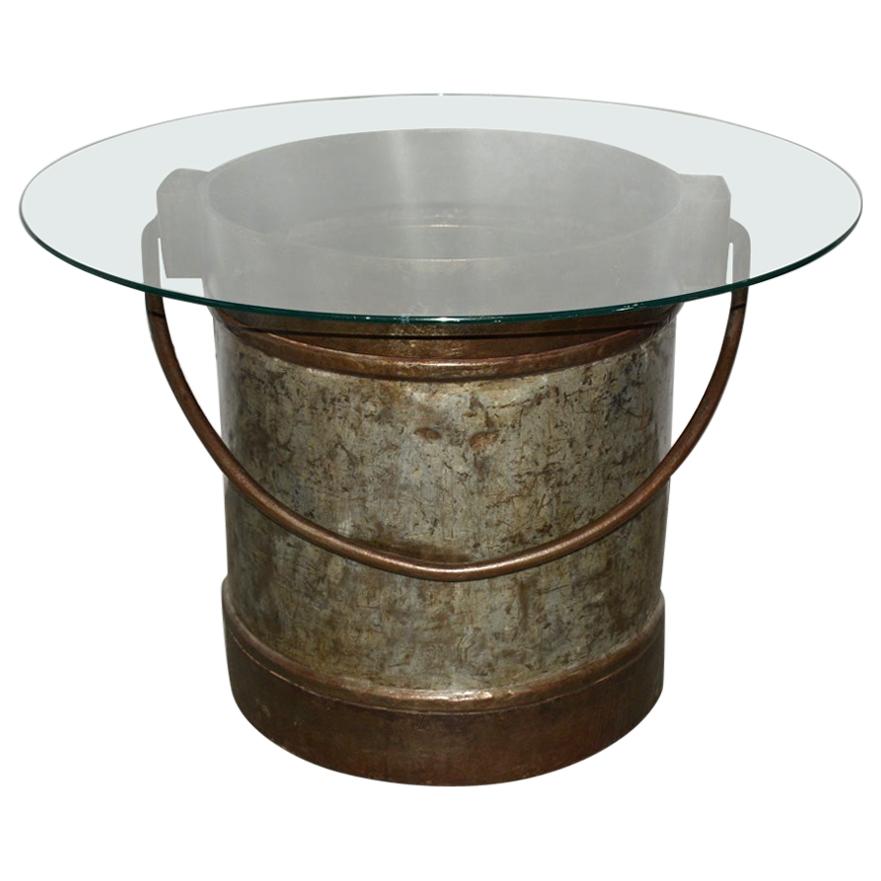 Seau en fer bicolore ancien avec plateau en verre, table basse