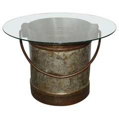 Seau en fer bicolore ancien avec plateau en verre, table basse