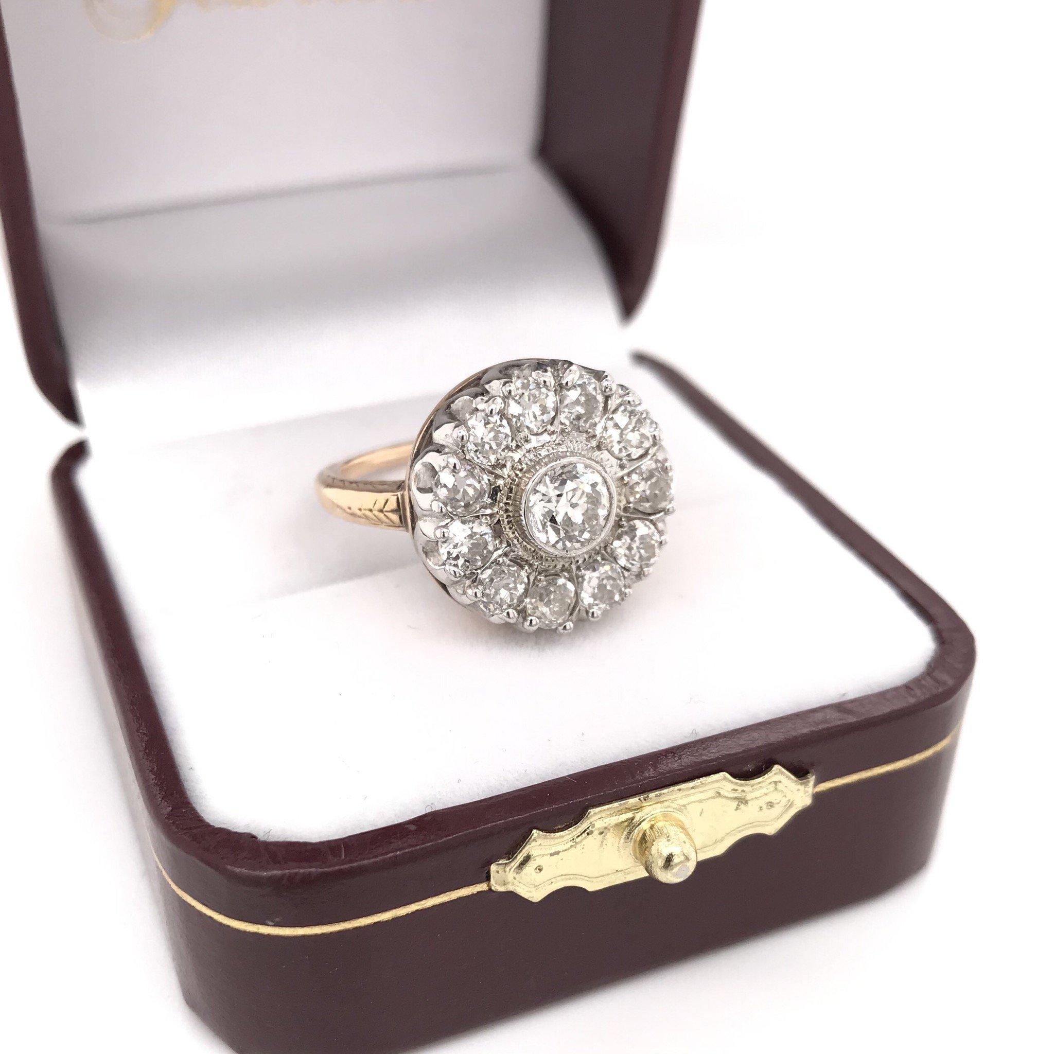 Antiker zweifarbiger Diamant-Cluster-Ring im Zustand „Gut“ in Montgomery, AL