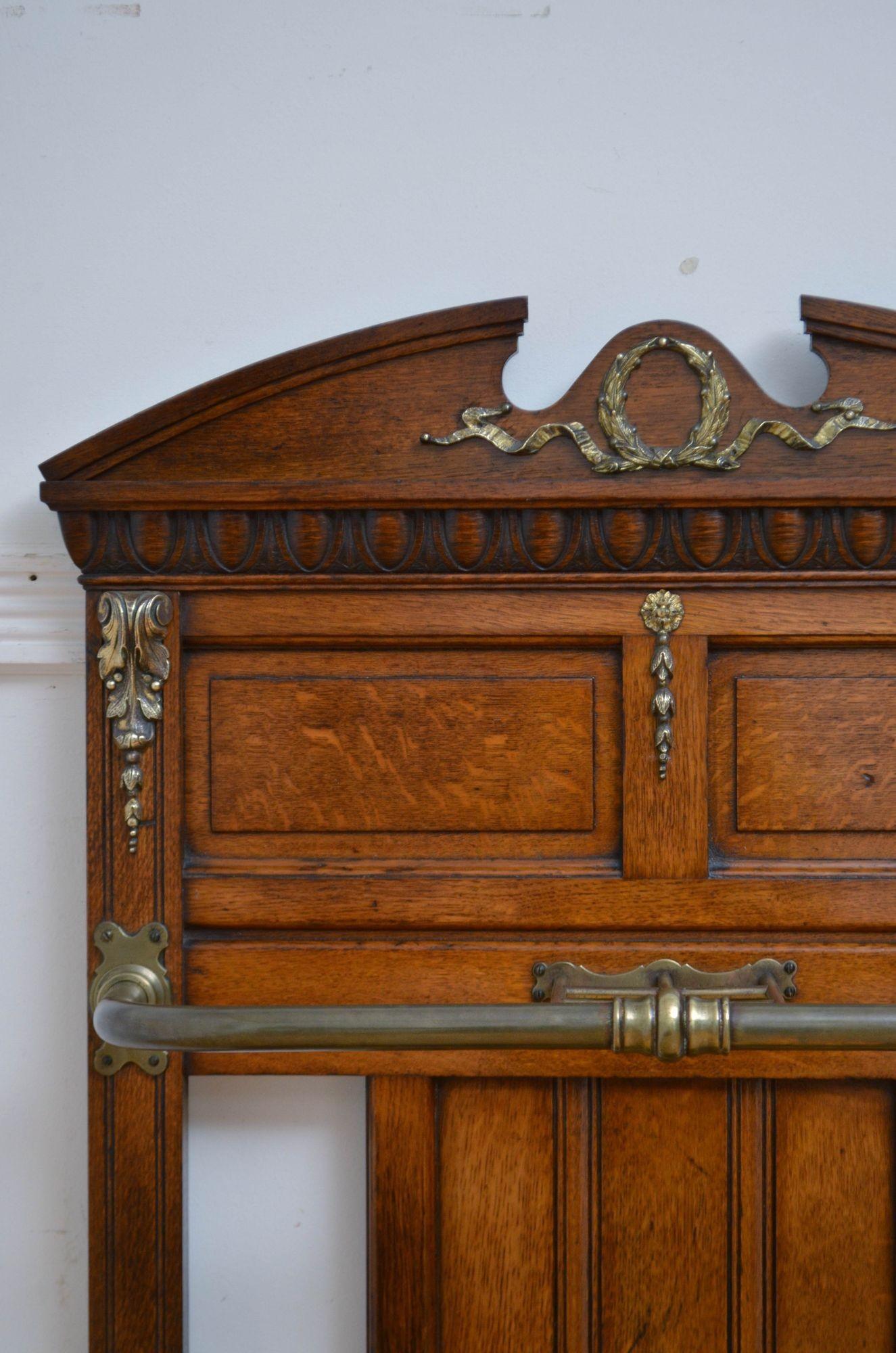 Sn5600 Portaombrelli tardo-vittoriano in Oak, di qualità e molto elegante, con arco in ormolu fiancheggiato da frontone architettonico, schienale pannellato, scanalato e scanalato con montature in ormolu e portaombrelli a forma di D in ottone sopra