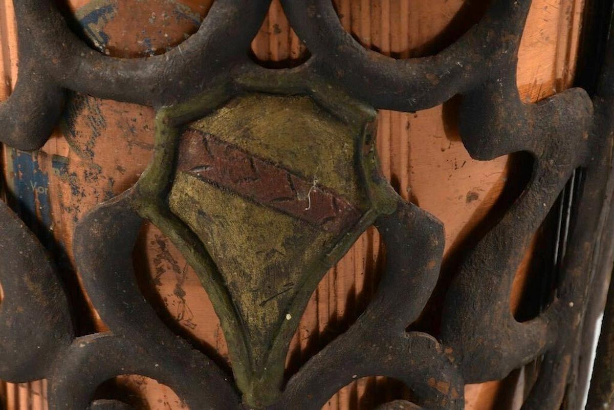 Antico portaombrelli, cestino di carta con stemma, rame e ferro in vendita 1