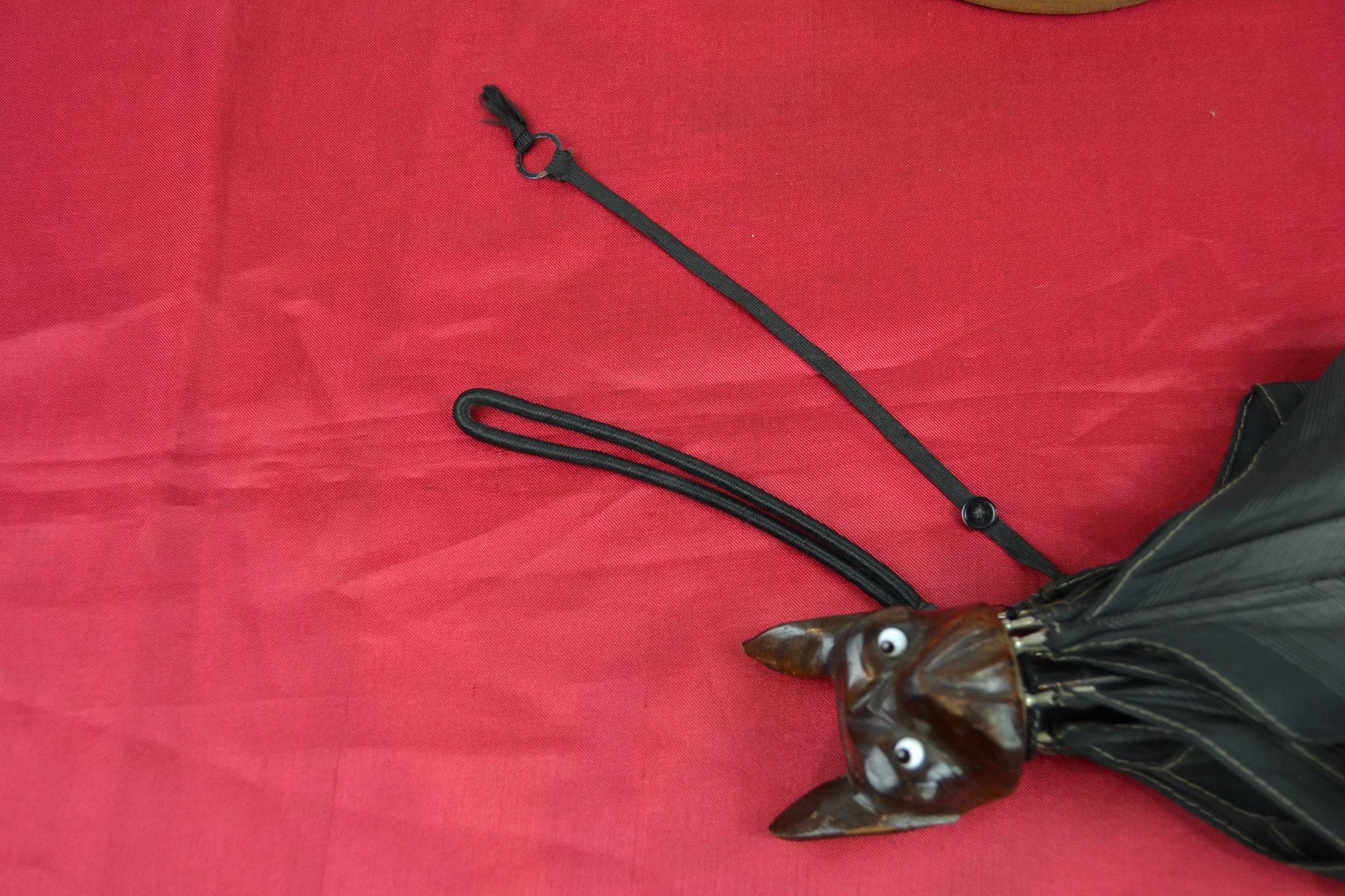 Antiker Umbrella mit französischem Bulldoggengriff (20. Jahrhundert) im Angebot