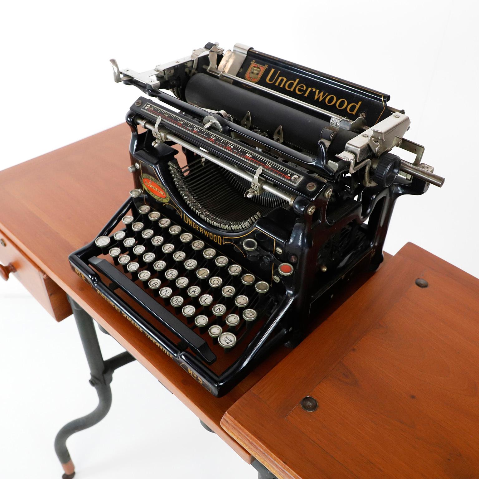 Wir bieten diese antike Underwood Schreibmaschine und Tisch. Beide Gegenstände wurden an einem Ort gefunden, an dem die Zeit stehen geblieben ist. Die Maschine funktioniert einwandfrei und der Tisch wurde leicht restauriert. Beide Artikel sind in