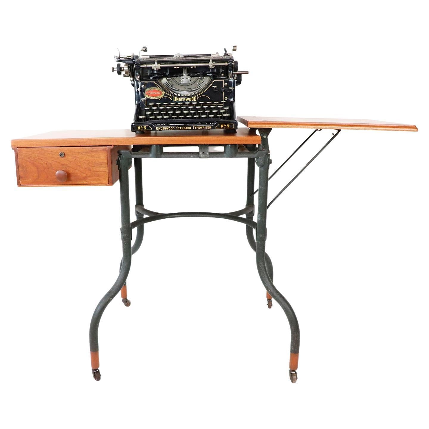 Antike Underwood Schreibmaschine und Tisch im Angebot