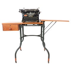 Antike Underwood Schreibmaschine und Tisch