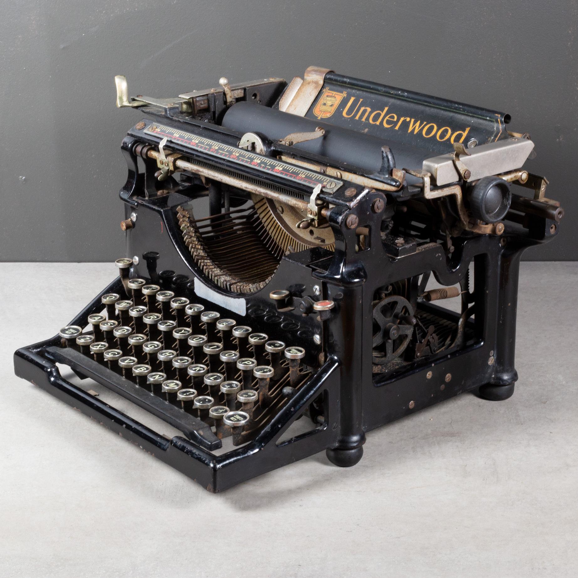 ACERCA DE

Una máquina de escribir Underwood nº 3 original con un carro de 15 pulgadas y un diseño de bastidor abierto. La máquina de escribir funciona bien y funciona correctamente. La cinta es buena. El número de serie es #757721 estampado en el
