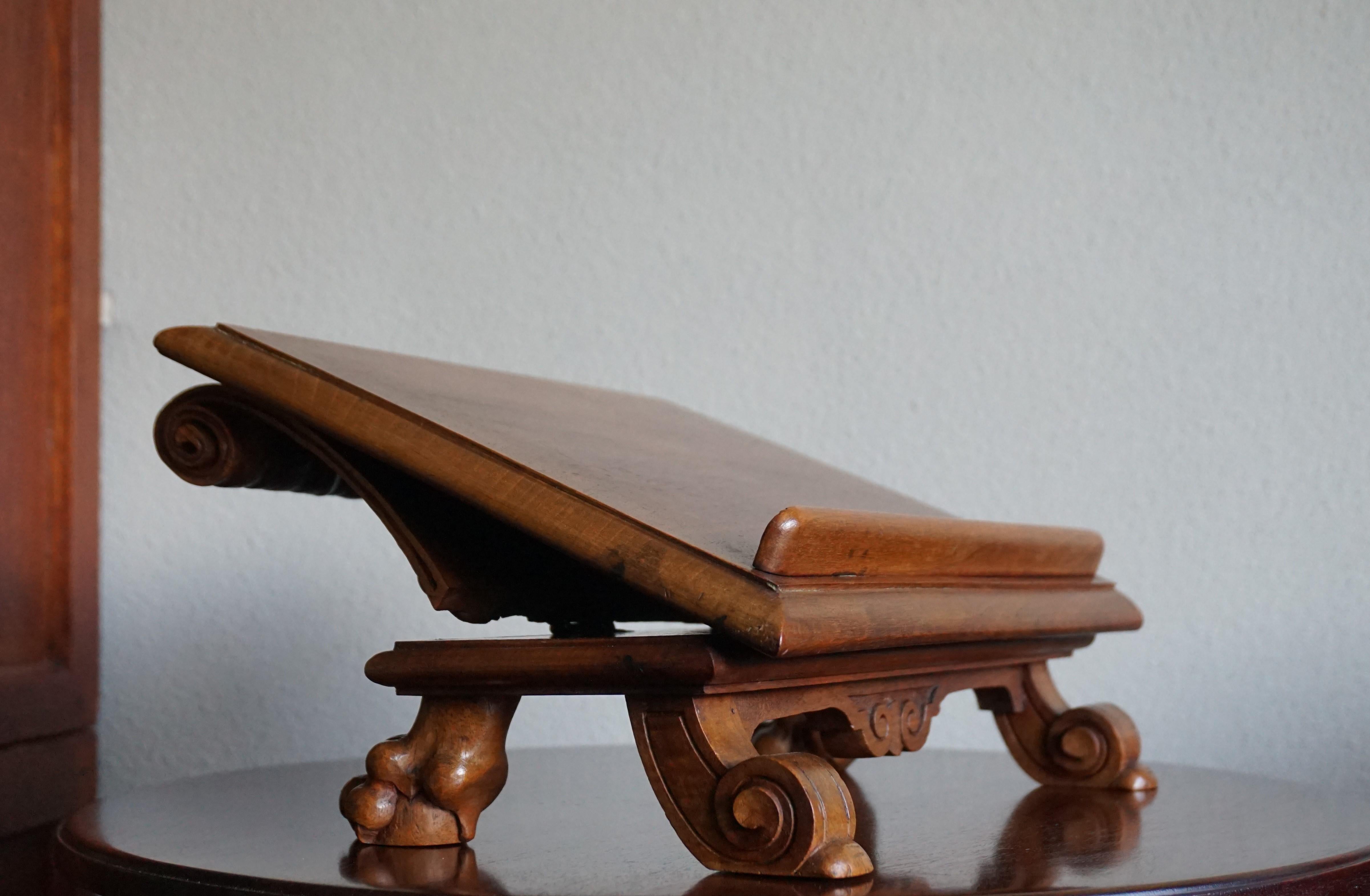Antique & Unique Adjustable Bookstand with Hand Carved Leaf Pattern & Claw Feet In Good Condition In Lisse, NL
