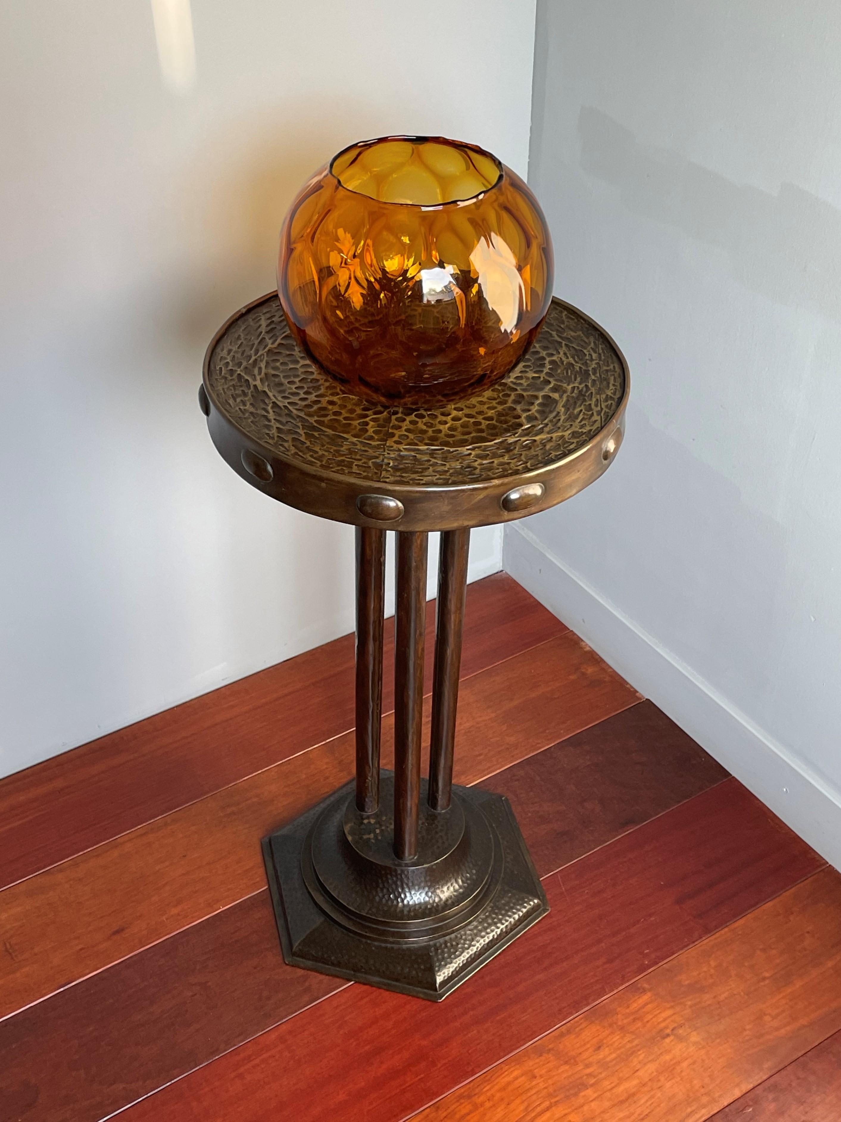 Antique & Unique Arts & Crafts Hand Hammered Brass Pedestal Stand / Table ca1900 In Excellent Condition In Lisse, NL