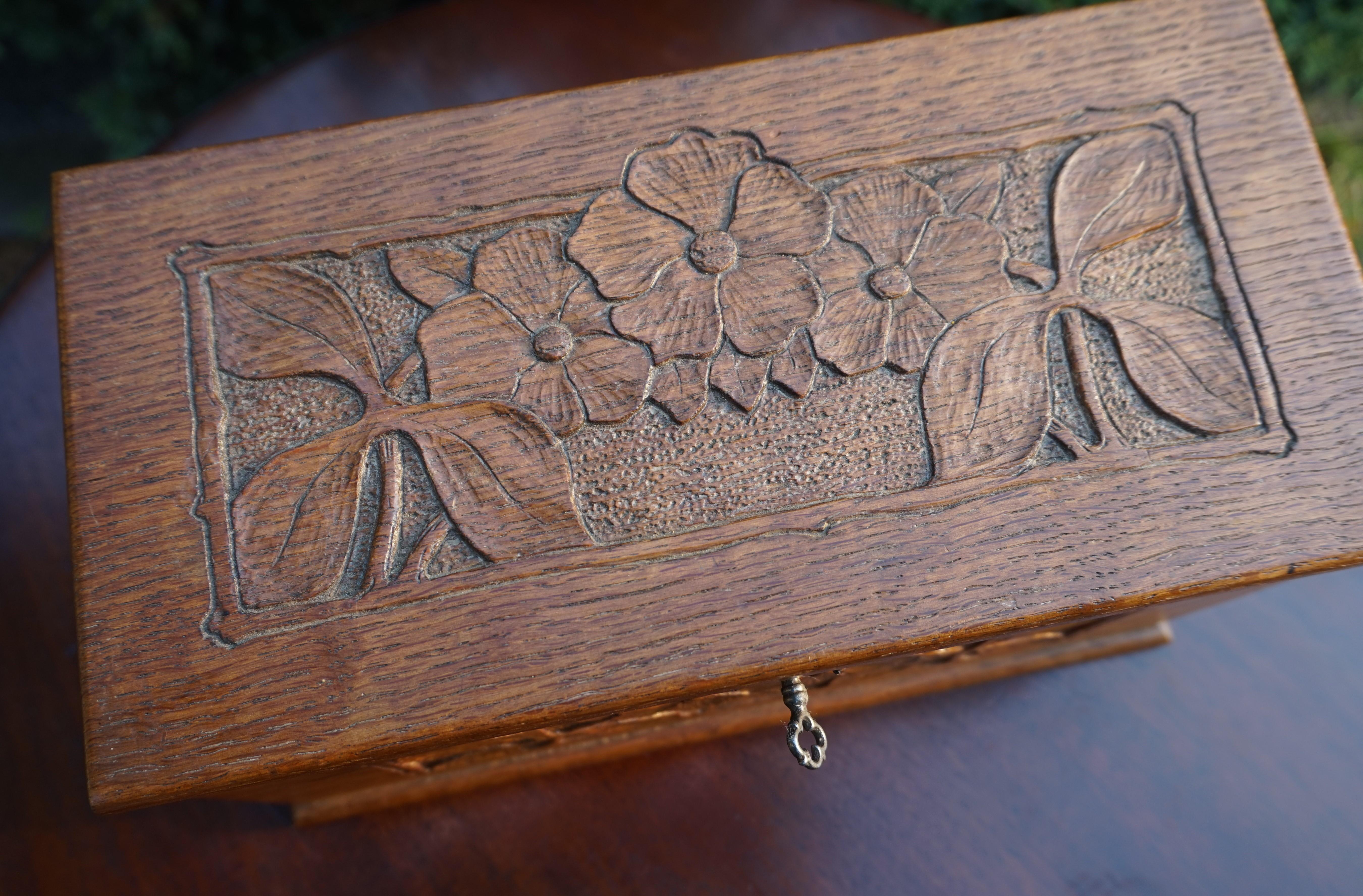 Antike und einzigartige Arts & Crafts-Schmuckkästchen aus Eichenholz mit handgeschnitztem Blumendekor im Zustand „Hervorragend“ im Angebot in Lisse, NL