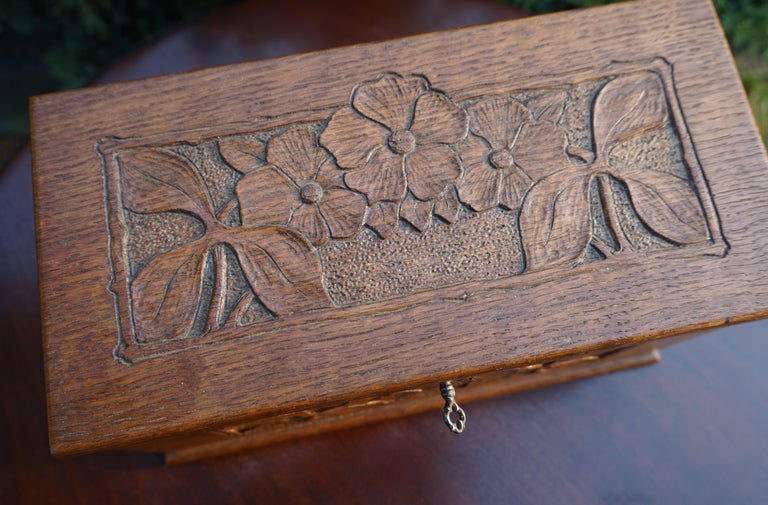 Antique and Unique Arts & Crafts Oak Jewelry Box with Hand Carved Flower Decor In Excellent Condition For Sale In Lisse, NL
