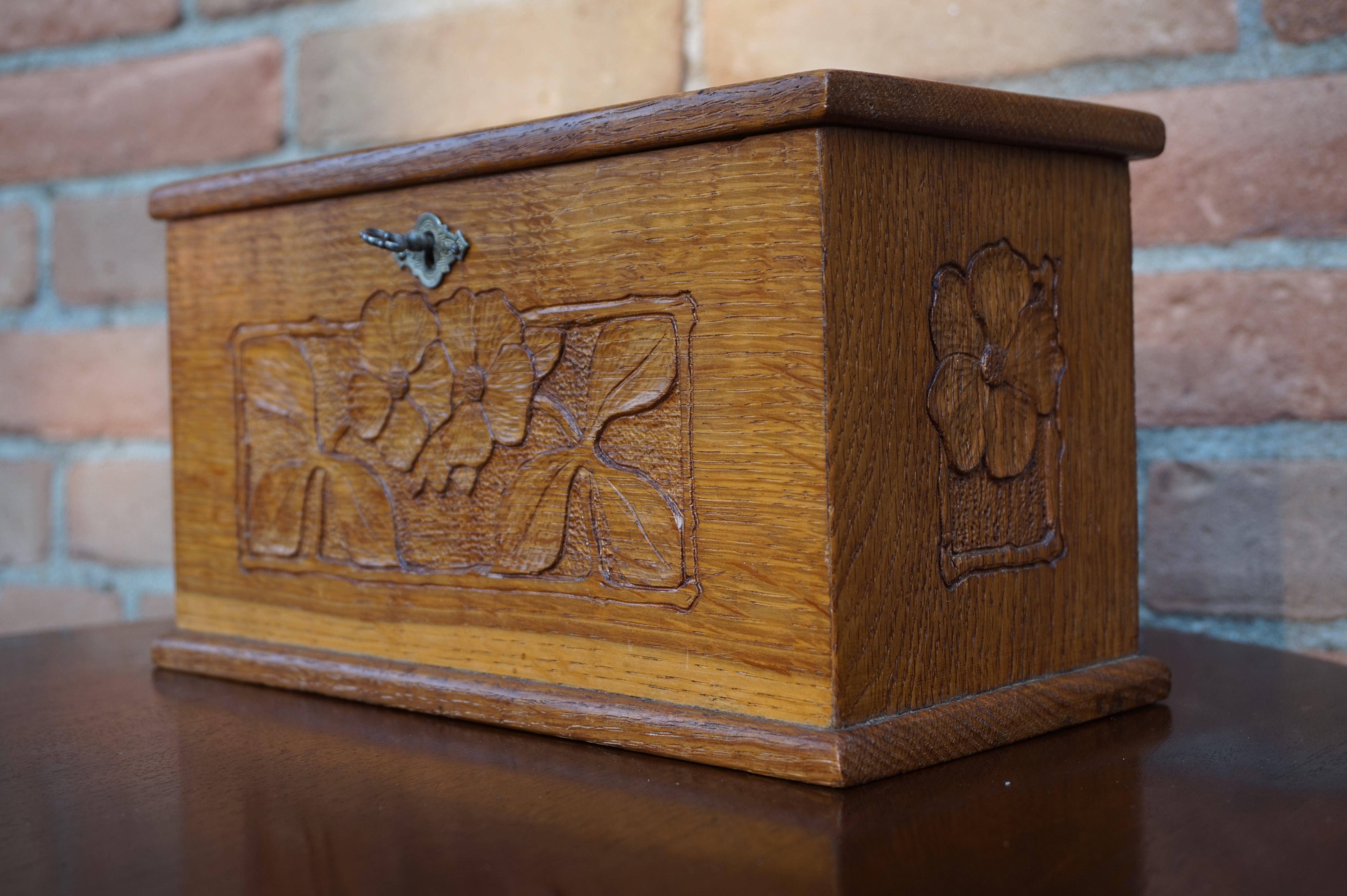 Antique and Unique Arts & Crafts Oak Jewelry Box with Hand Carved Flower Decor In Excellent Condition For Sale In Lisse, NL