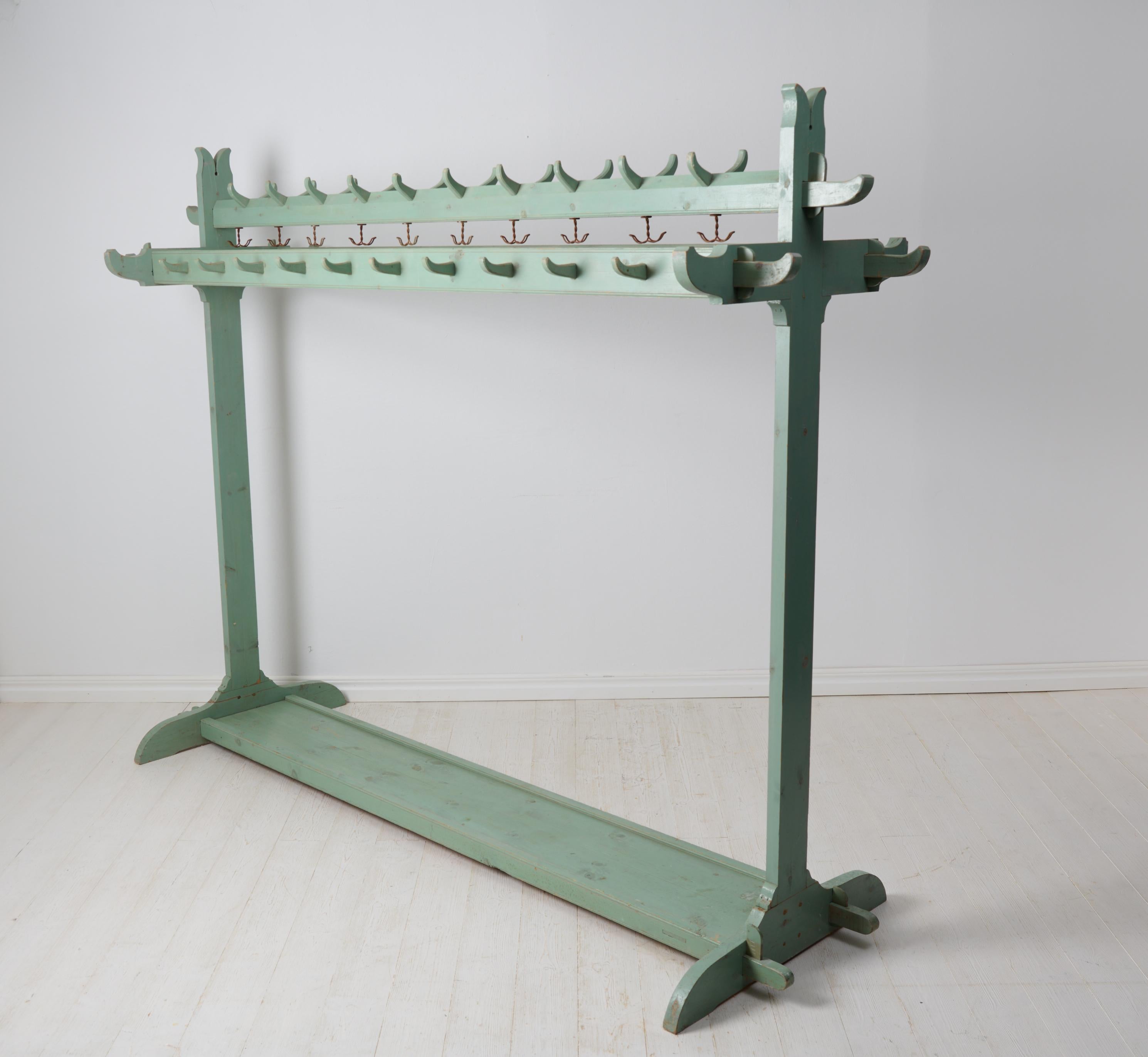 Porte-vêtements ancien et unique fabriqué à la main dans le nord de la Suède. L'étagère à vêtements a été fabriquée vers 1900 en pin peint. État d'origine et peinture d'origine avec quelques dégradations et traces d'utilisation. Le rack peut être