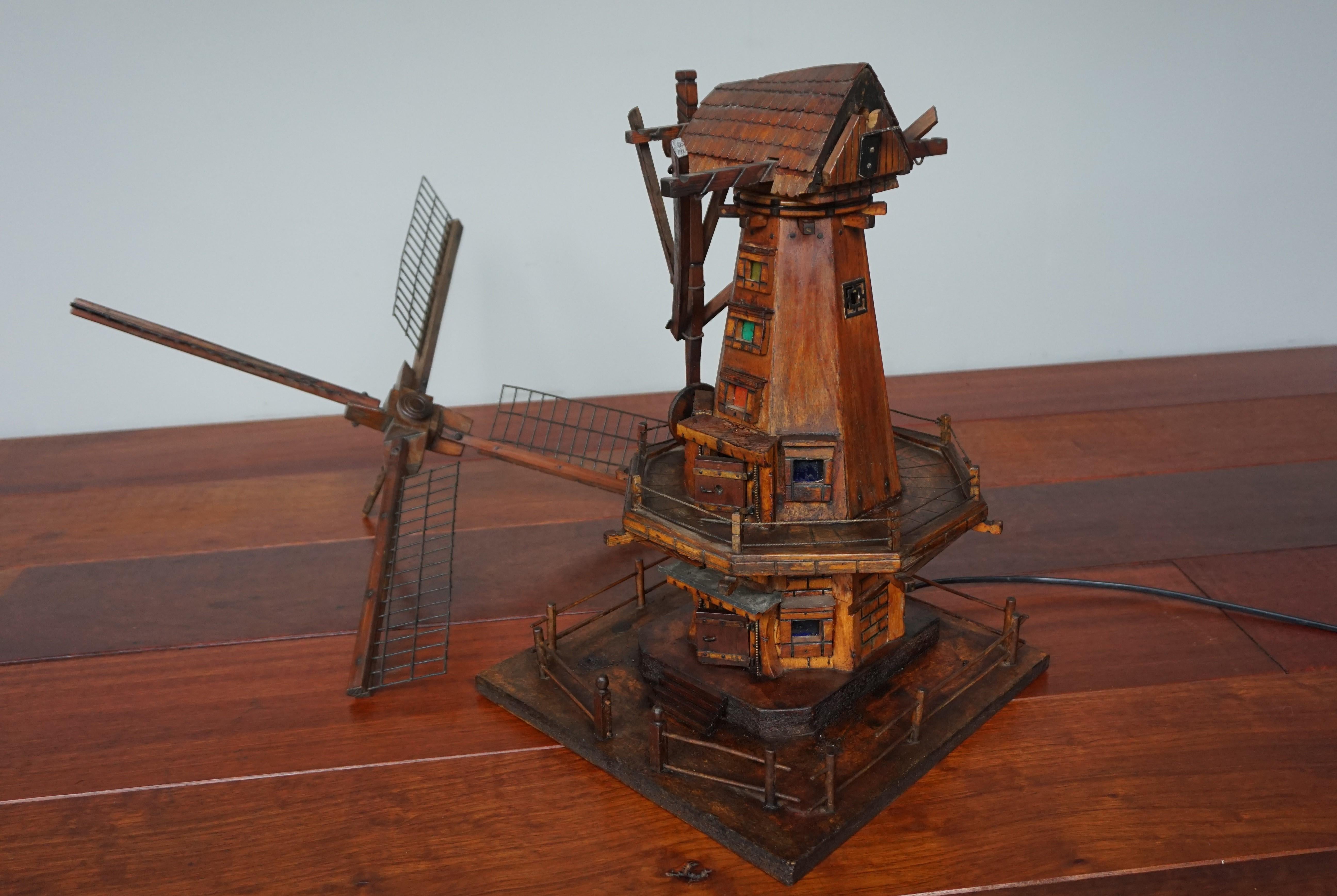 Antike & einzigartige frühe 1900er holländische Volkskunst Skala Modell Windmühle w. Licht im Inneren im Angebot 4