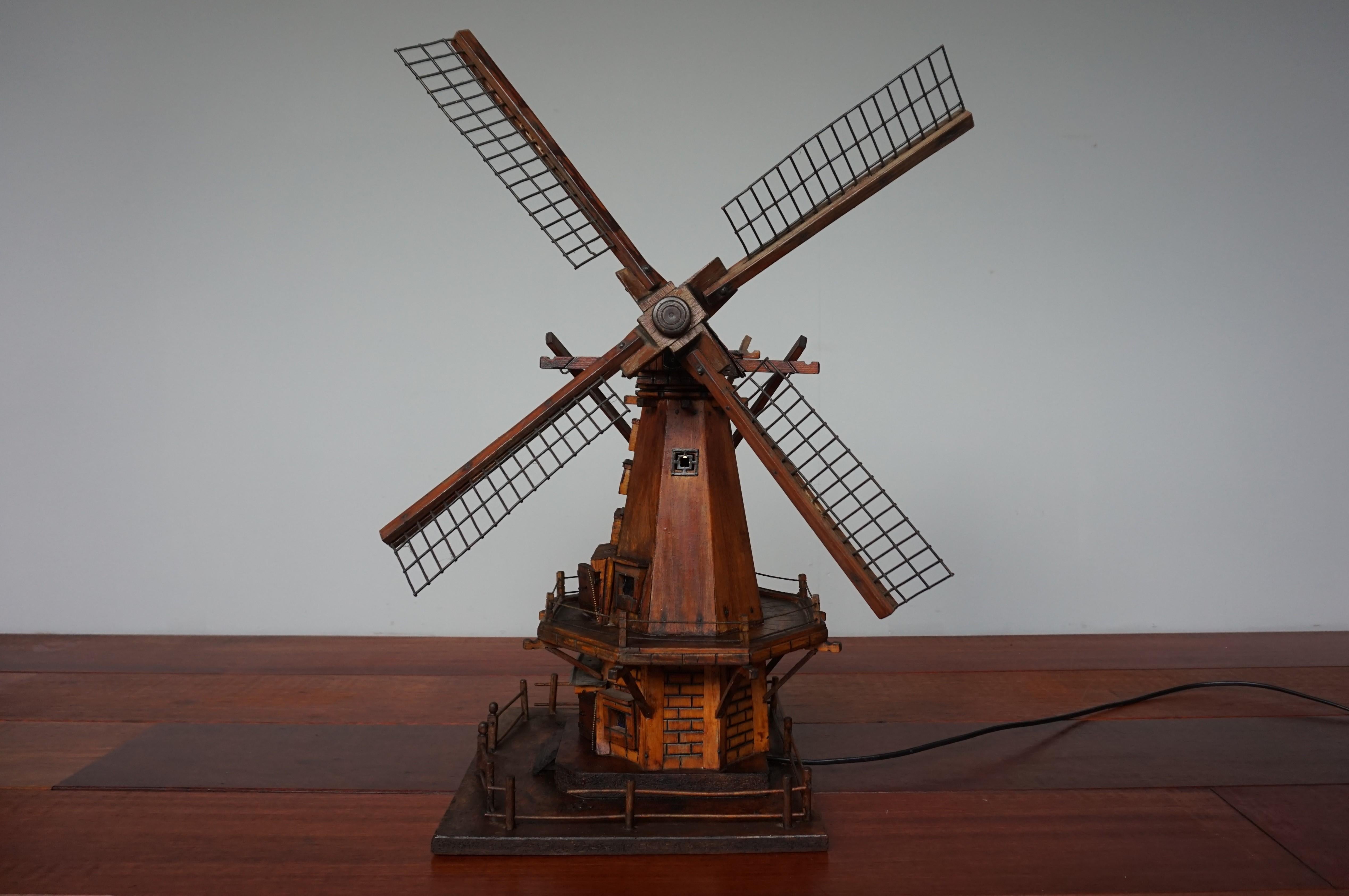 Artisanat Modèle unique de moulin à vent échelle hollandaise d'art populaire du début des années 1900 Lights Inside en vente