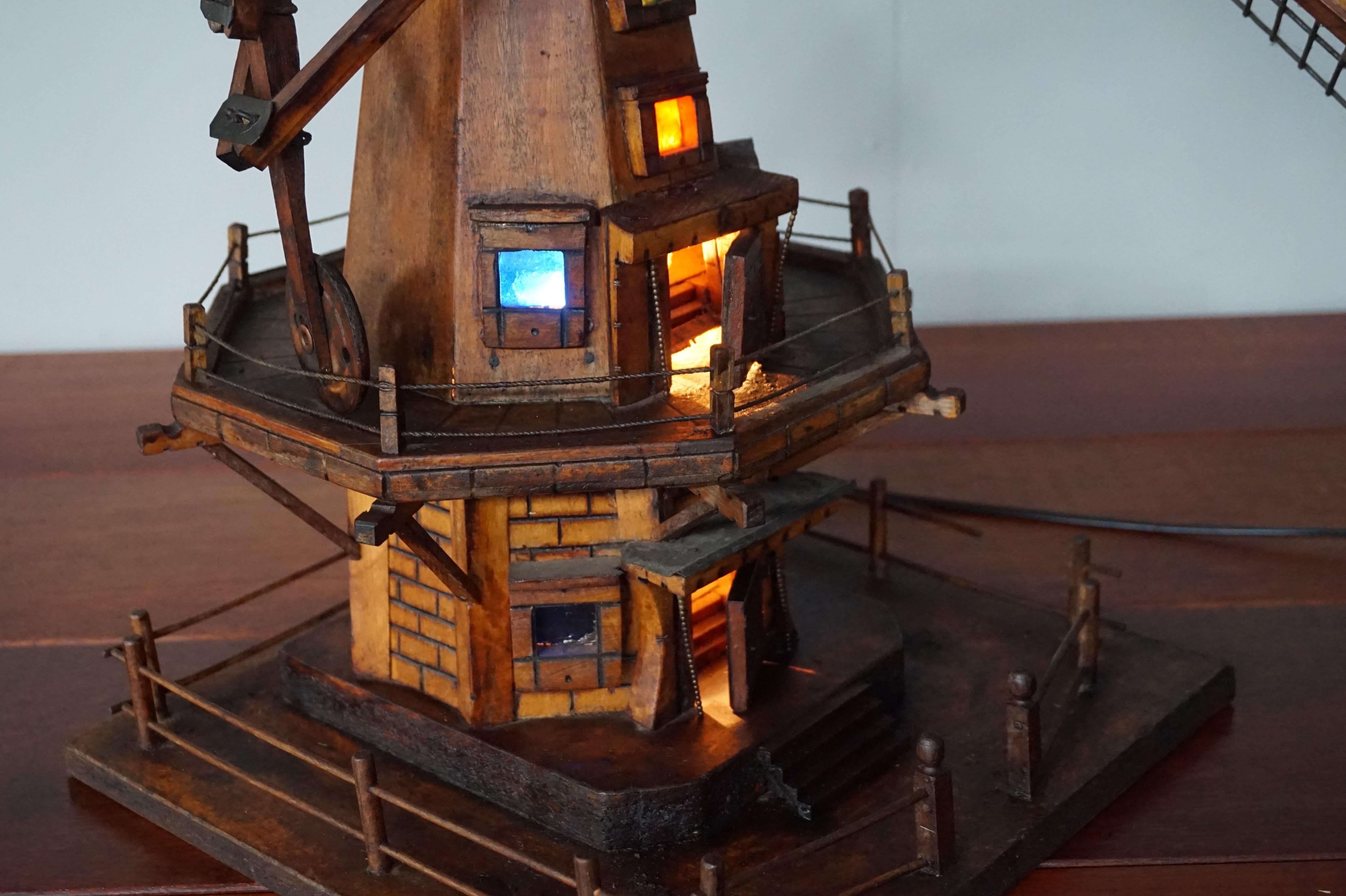 Antike & einzigartige frühe 1900er holländische Volkskunst Skala Modell Windmühle w. Licht im Inneren im Zustand „Gut“ im Angebot in Lisse, NL