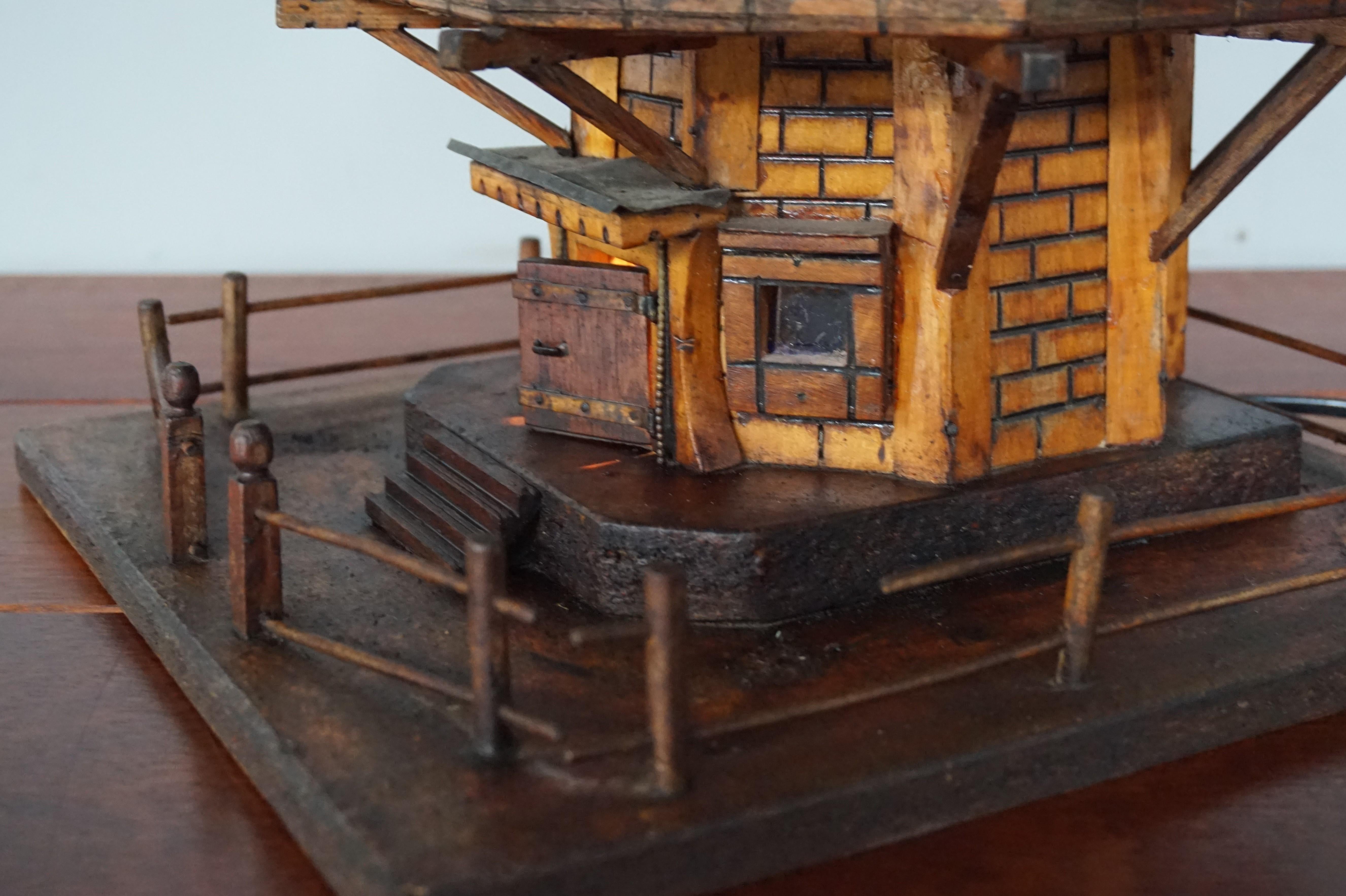Antike & einzigartige frühe 1900er holländische Volkskunst Skala Modell Windmühle w. Licht im Inneren (Metall) im Angebot