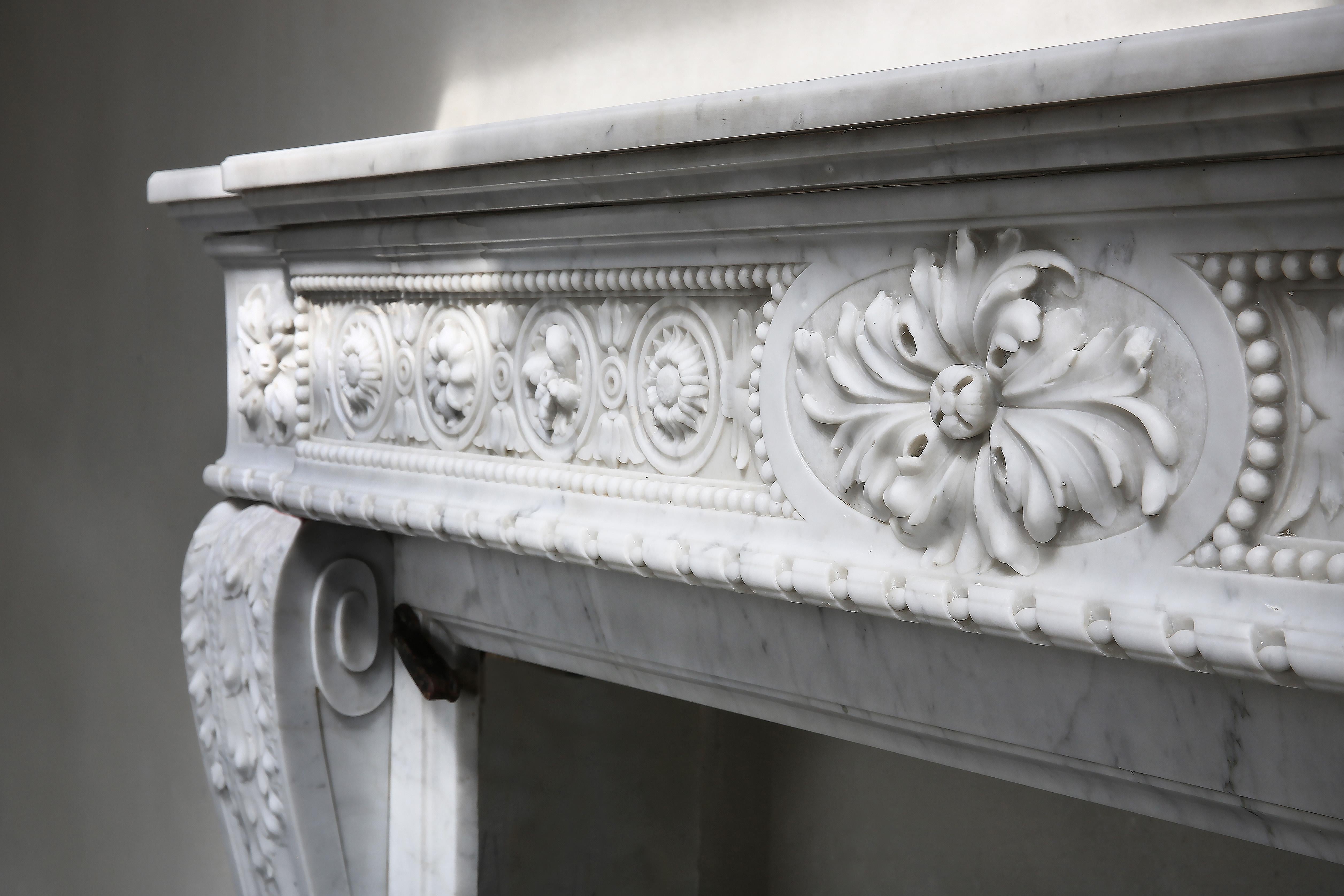 Antique Unique Fireplace of Carrara Marble from the 18th Century In Good Condition For Sale In Made, NL