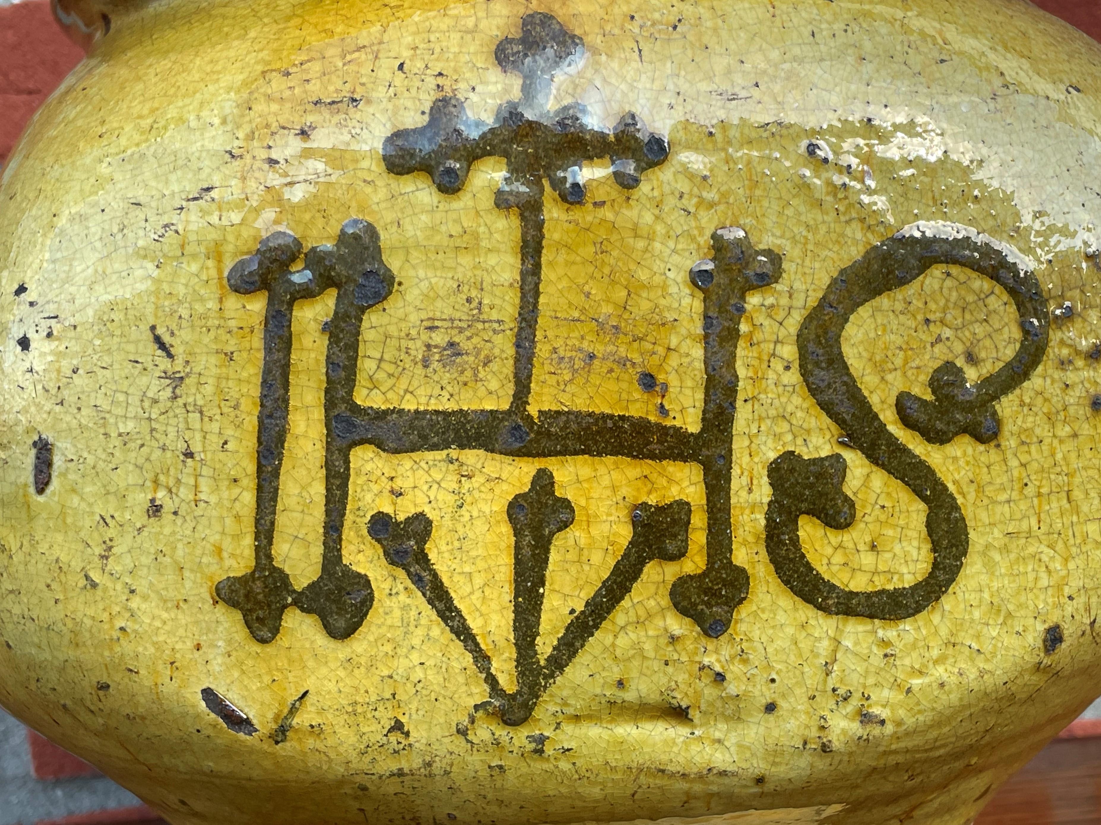 Européen Pot en faïence émaillée antique et unique W. Gothic Christogram / Symbolisme du Christ en vente