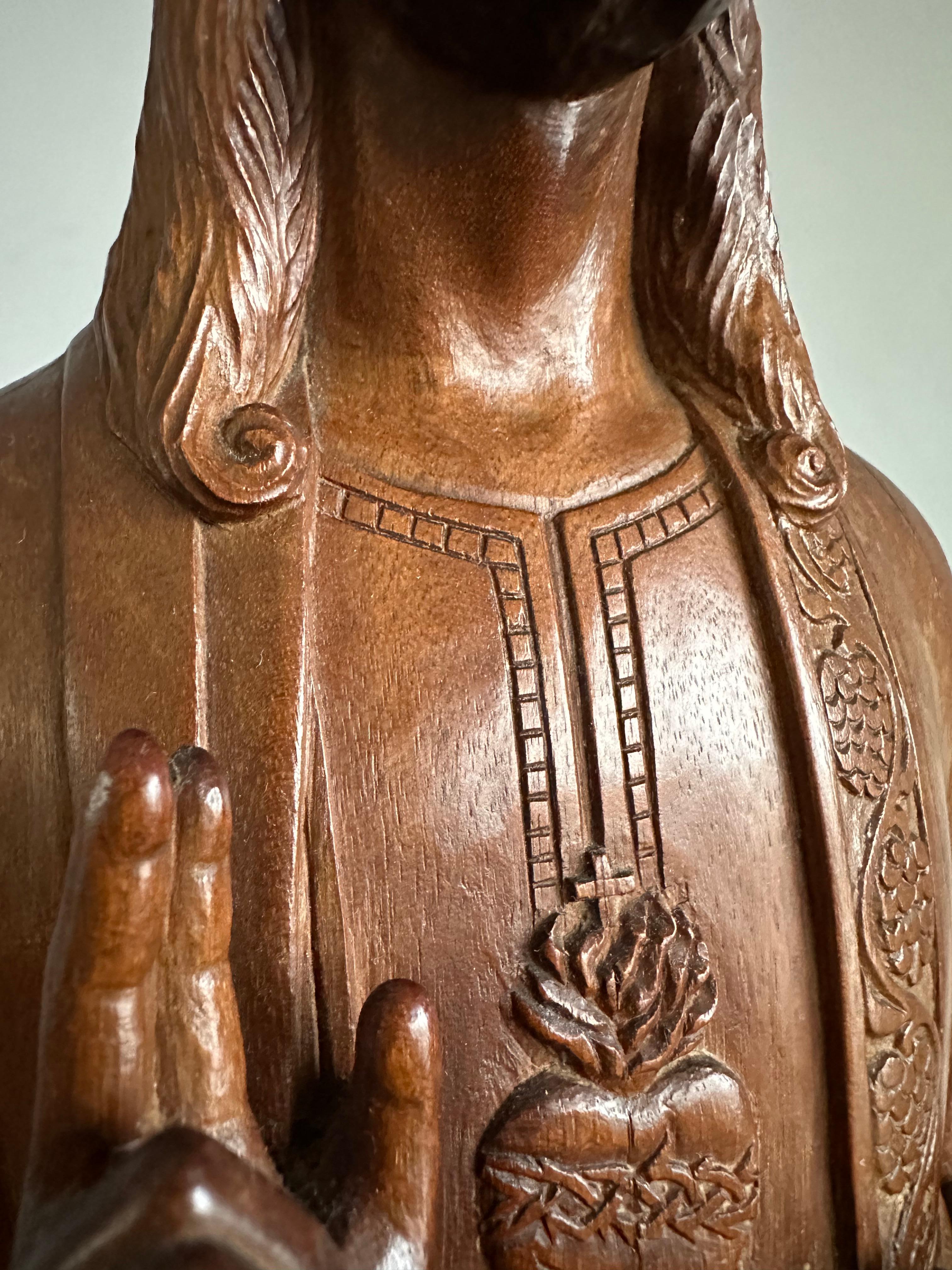 Antike und einzigartige, handgeschnitzte Holzskulptur / Statue des heiligen Herzens Christi aus Holz im Angebot 11