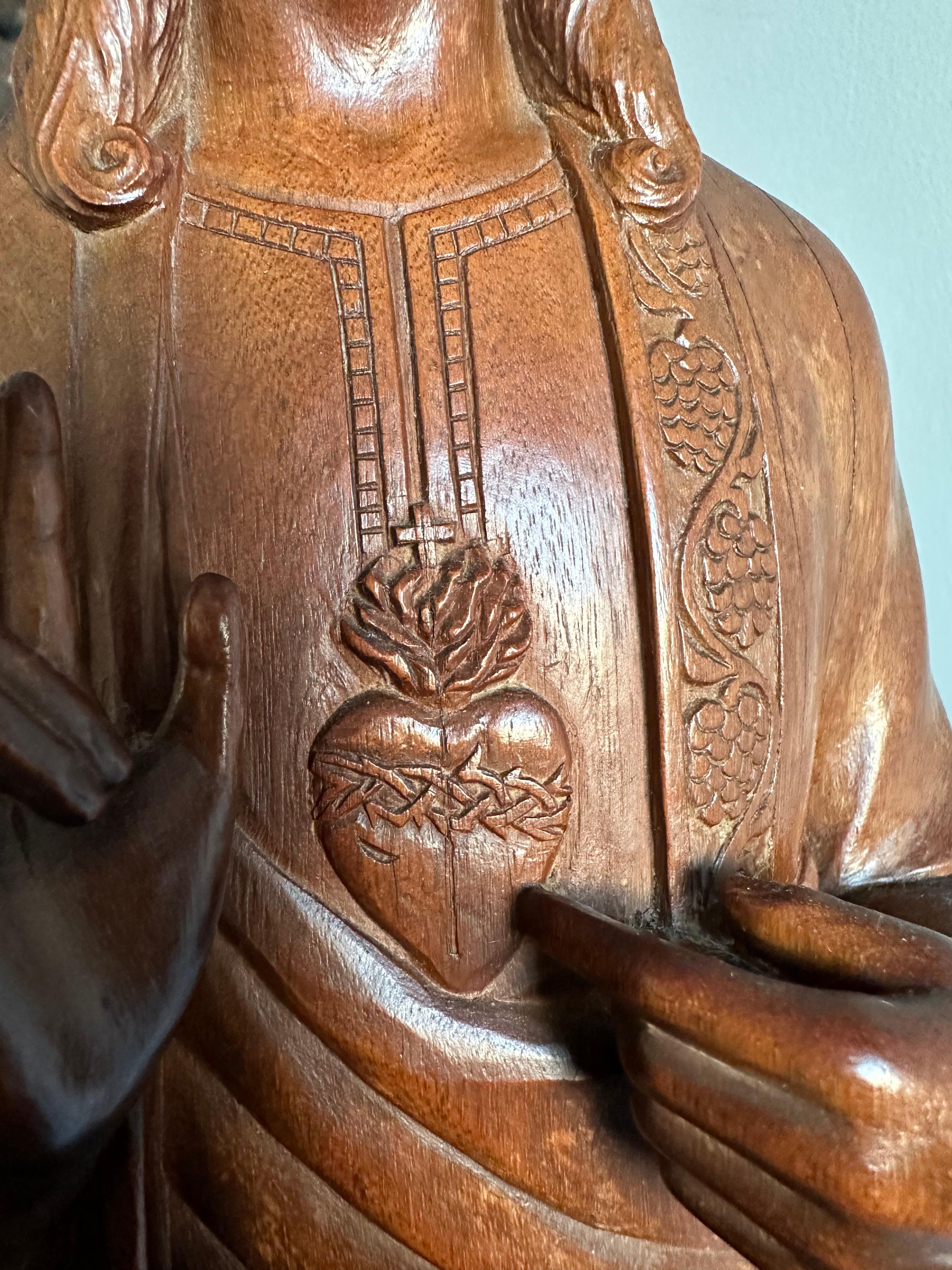 Antike und einzigartige, handgeschnitzte Holzskulptur / Statue des heiligen Herzens Christi aus Holz (20. Jahrhundert) im Angebot