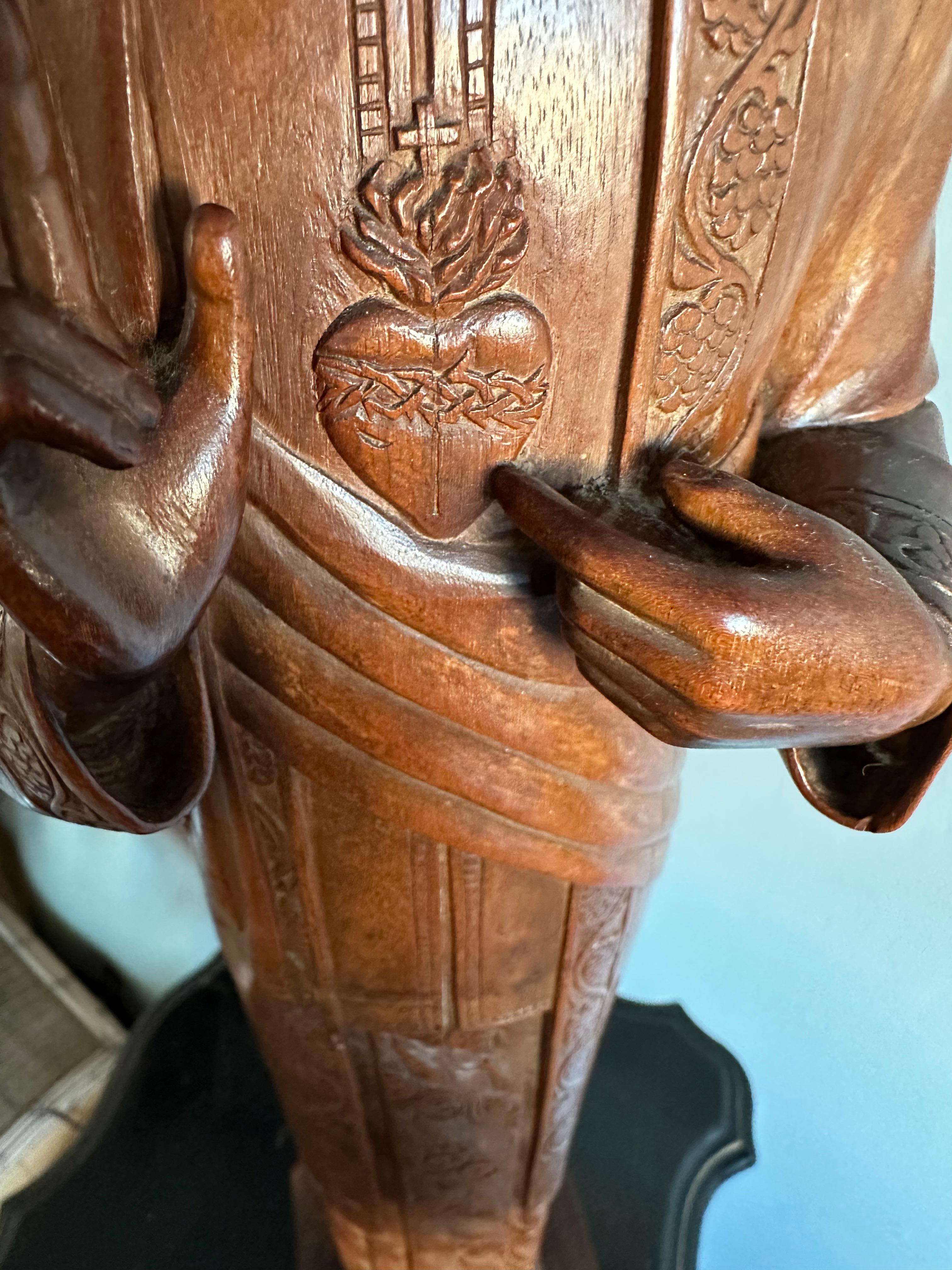 Antike und einzigartige, handgeschnitzte Holzskulptur / Statue des heiligen Herzens Christi aus Holz im Angebot 1
