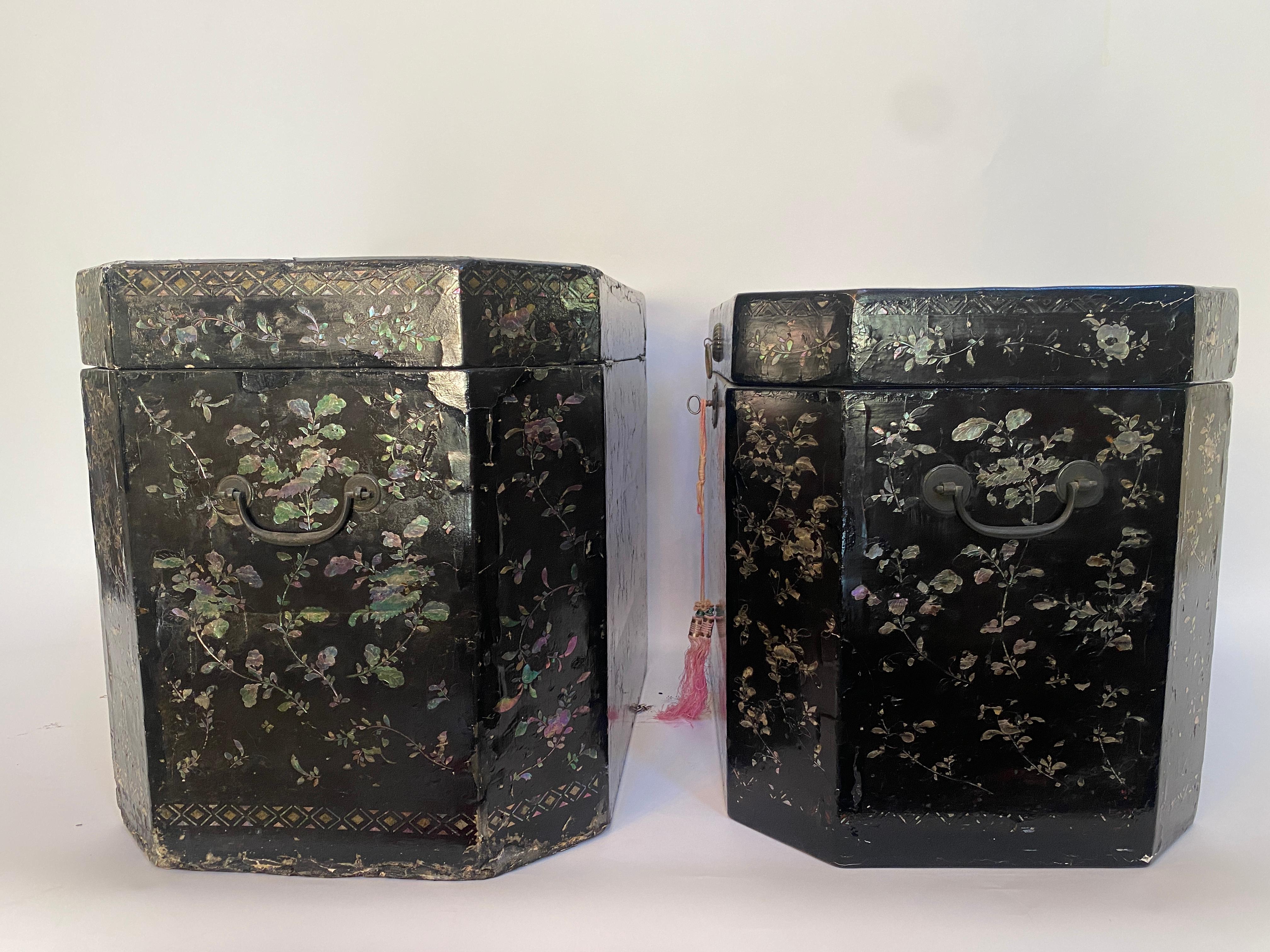 Antike, einzigartige, zwei große chinesische Bücherschachteln mit Muschel-Intarsien und schwarzem Lack (Handgefertigt) im Angebot