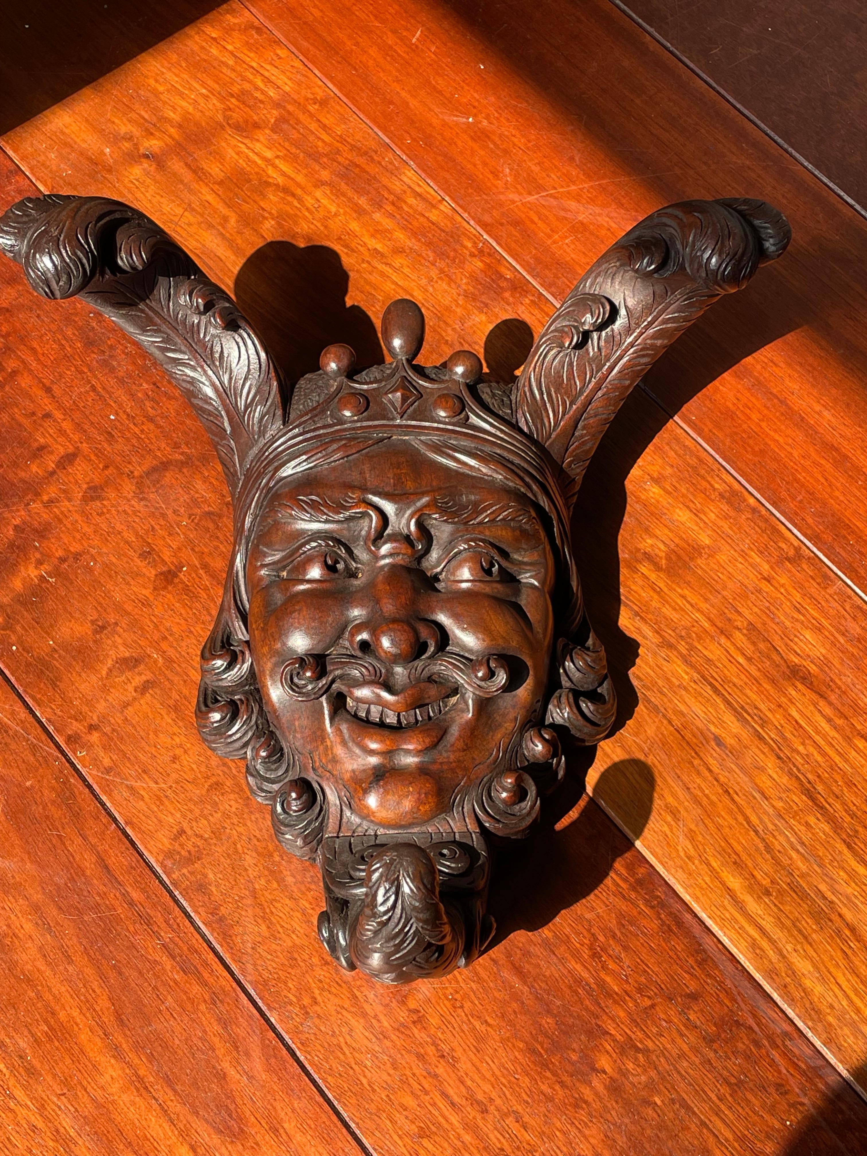 Victorien Sculpture de masque de satyre ancienne et unique, magistralement sculptée, du début au milieu de l'époque victorienne en vente