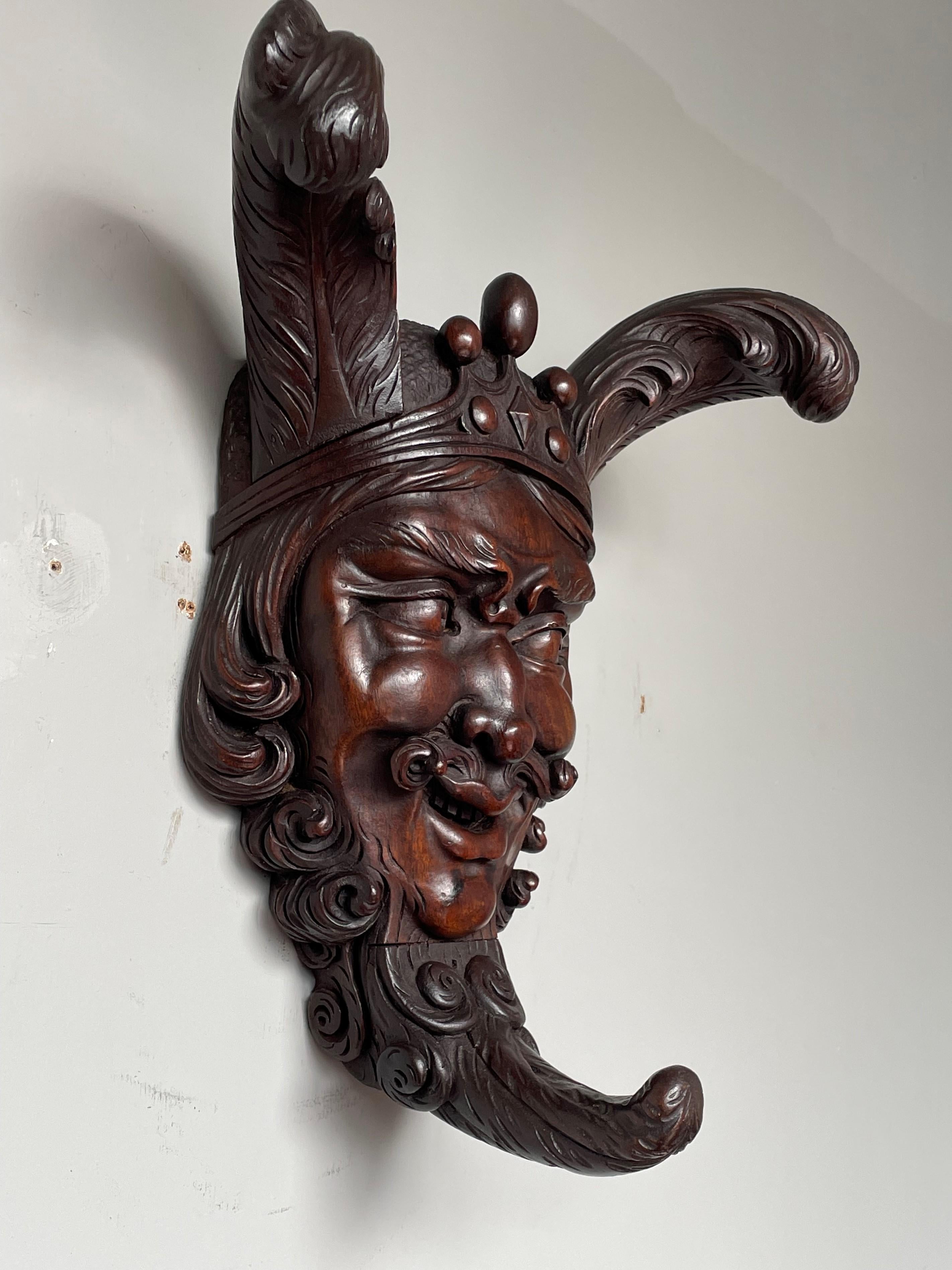 Européen Sculpture de masque de satyre ancienne et unique, magistralement sculptée, du début au milieu de l'époque victorienne en vente