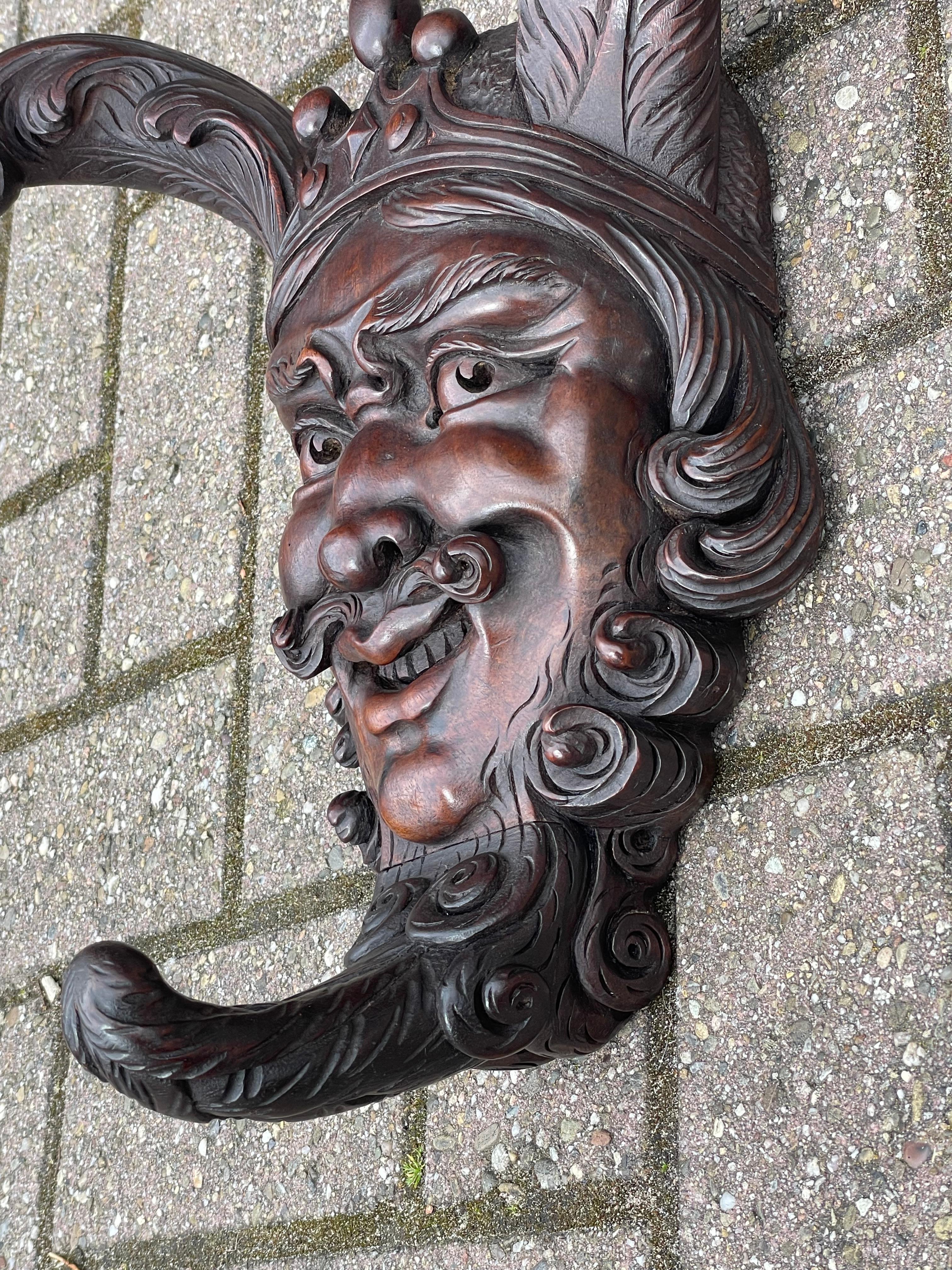 Sculpture de masque de satyre ancienne et unique, magistralement sculptée, du début au milieu de l'époque victorienne Excellent état - En vente à Lisse, NL