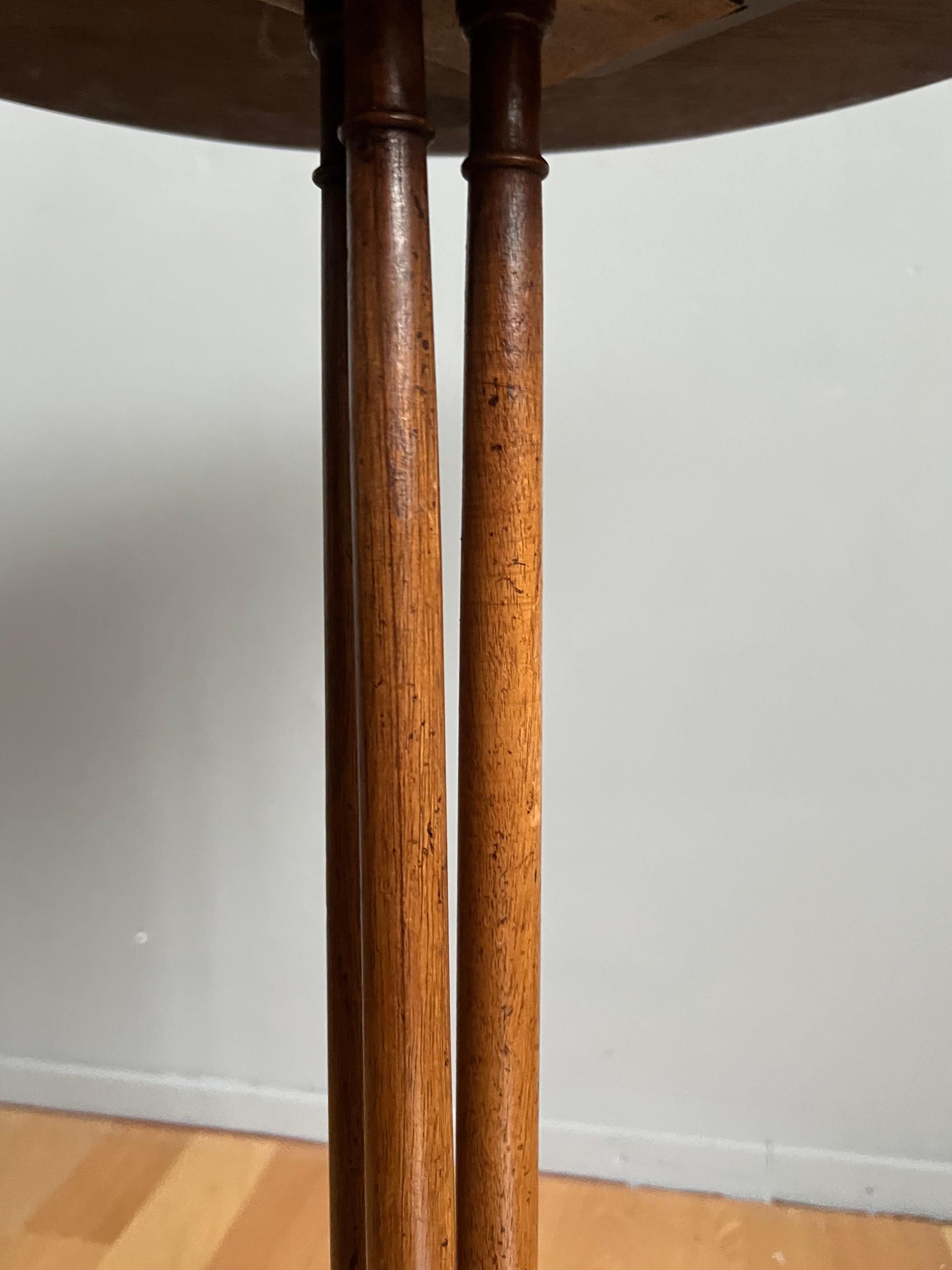 Table d'appoint ancienne et unique en bois de noyer, laiton et bronze. Label et tampon en vente 4
