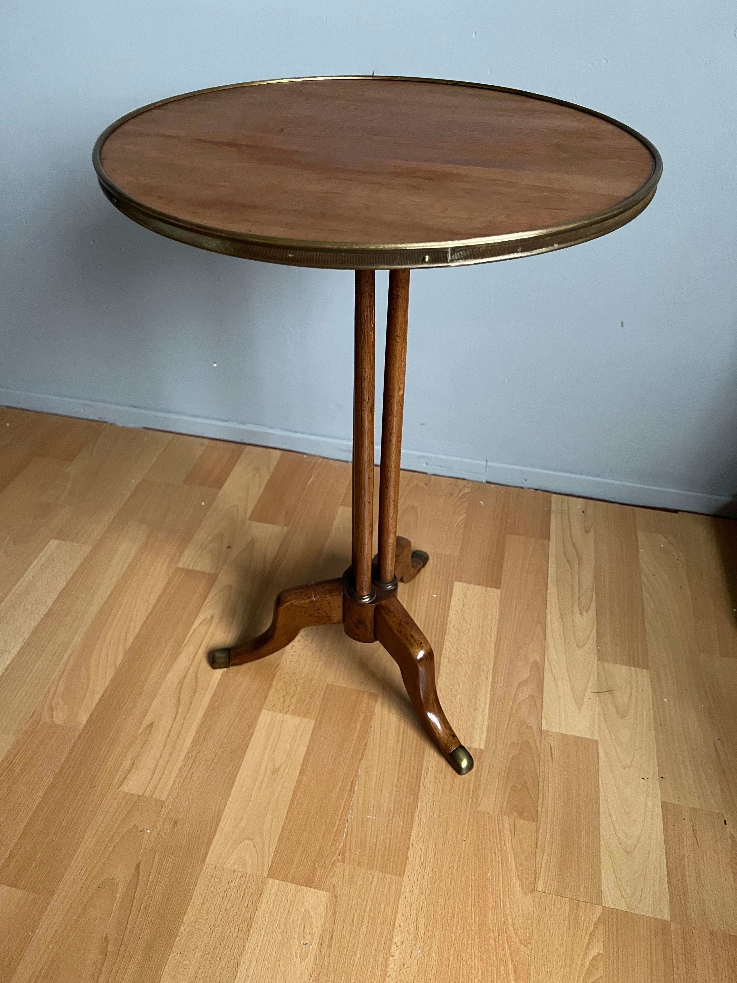 Table d'appoint ancienne et unique en bois de noyer, laiton et bronze. Label et tampon en vente 6