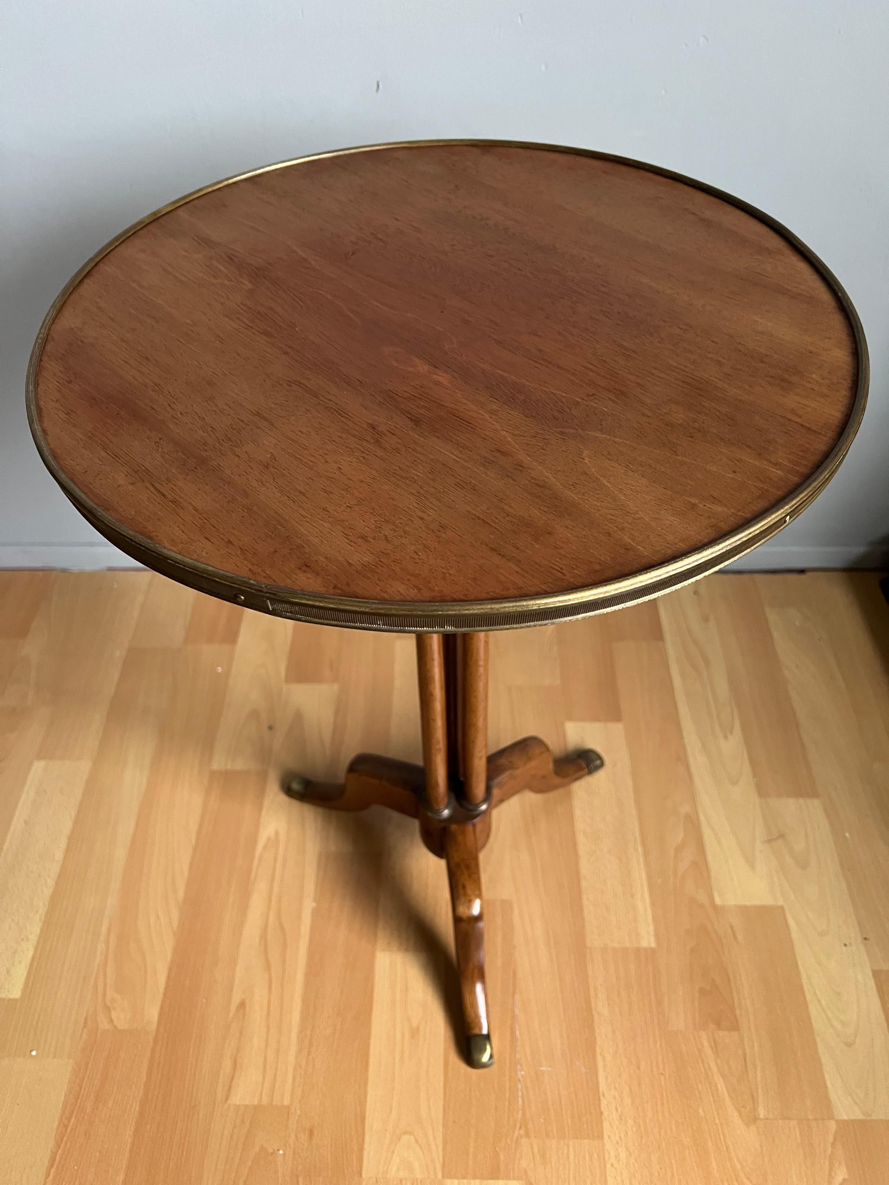 Table d'appoint ancienne et unique en bois de noyer, laiton et bronze. Label et tampon Excellent état - En vente à Lisse, NL