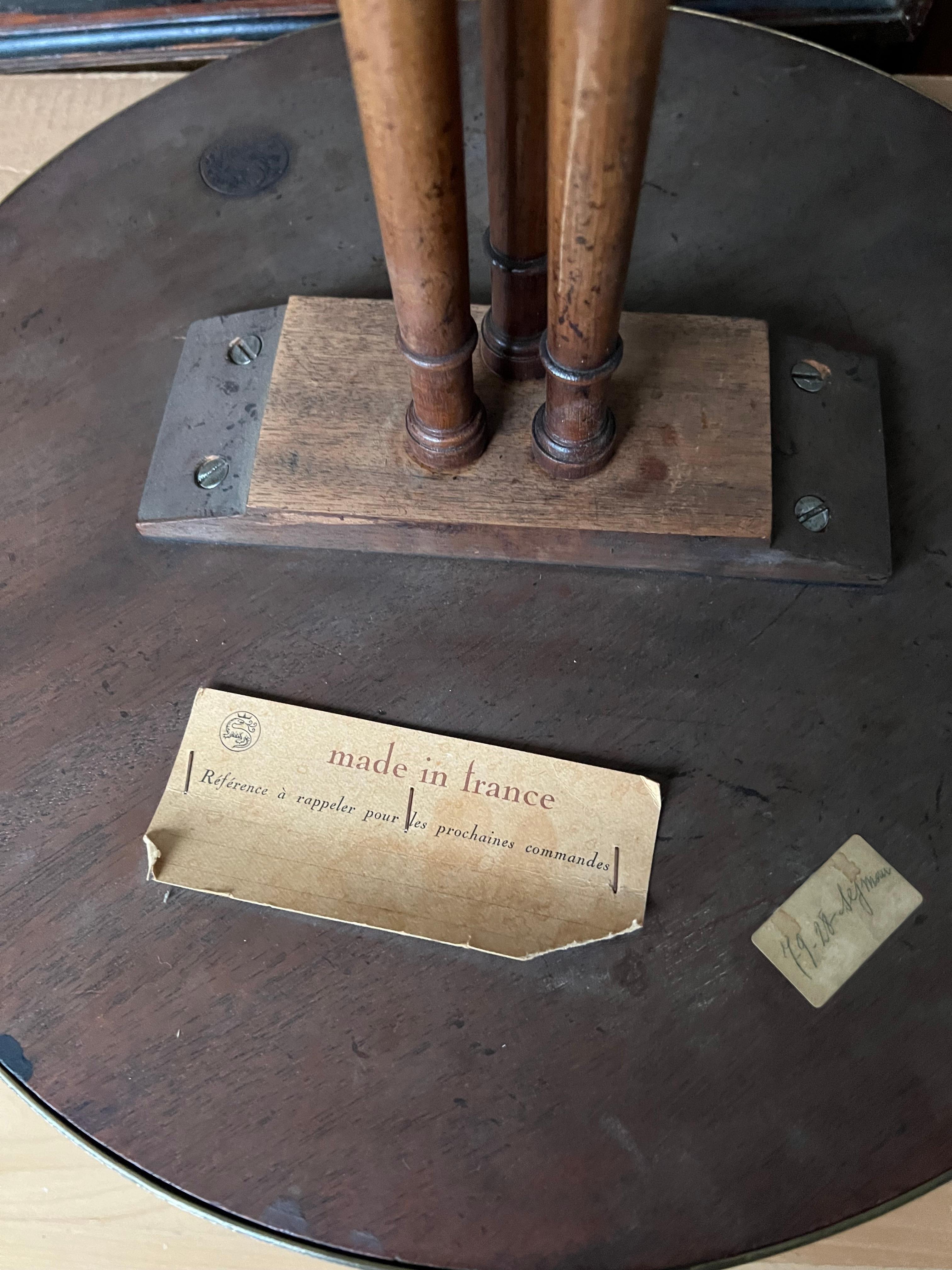 Français Table d'appoint ancienne et unique en bois de noyer, laiton et bronze. Label et tampon en vente