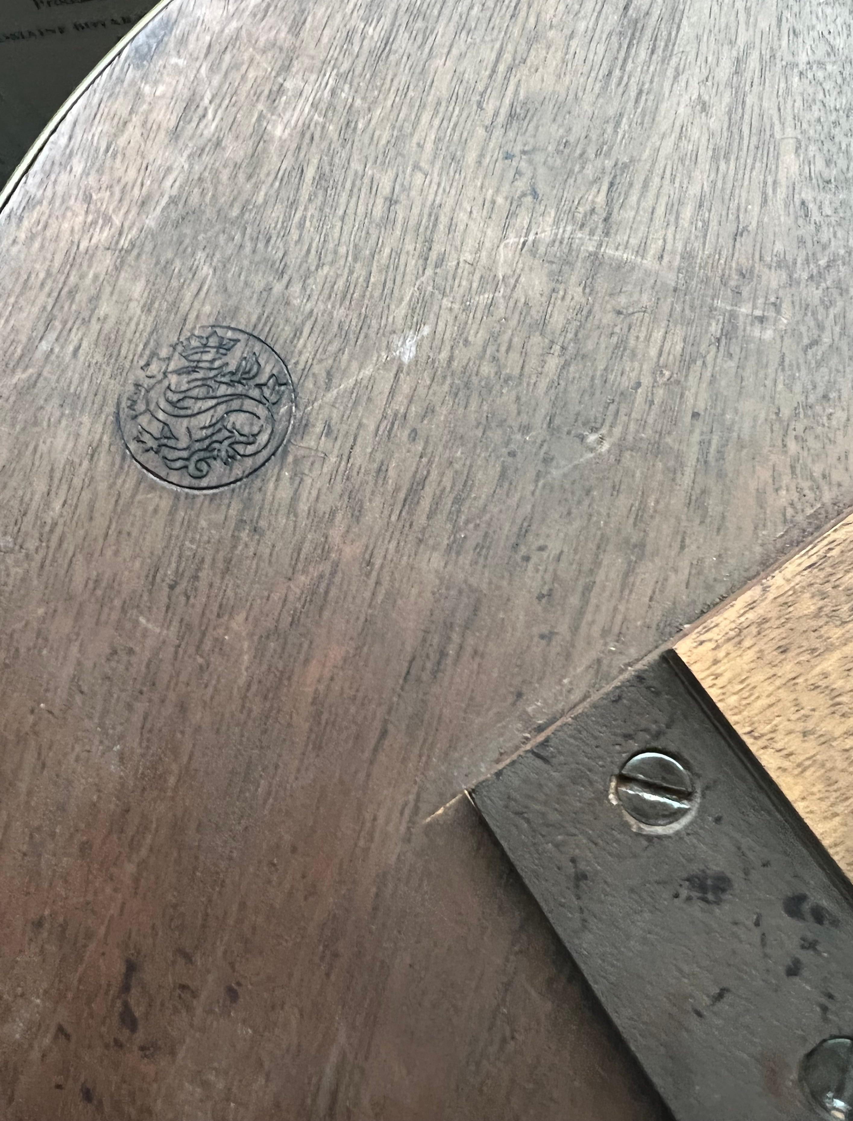 Napoléon III Table d'appoint ancienne et unique en bois de noyer, laiton et bronze. Label et tampon en vente