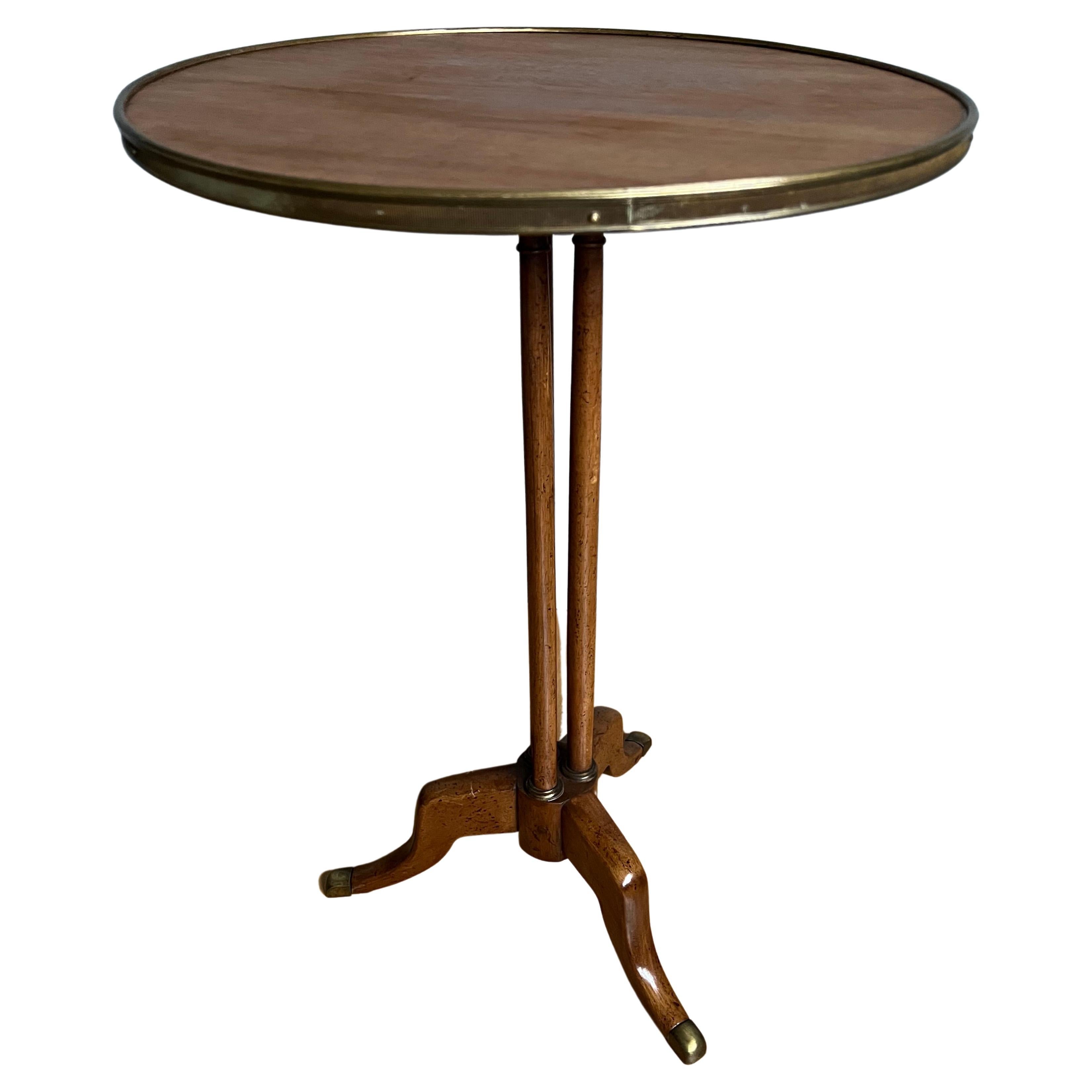 Table d'appoint ancienne et unique en bois de noyer, laiton et bronze. Label et tampon en vente